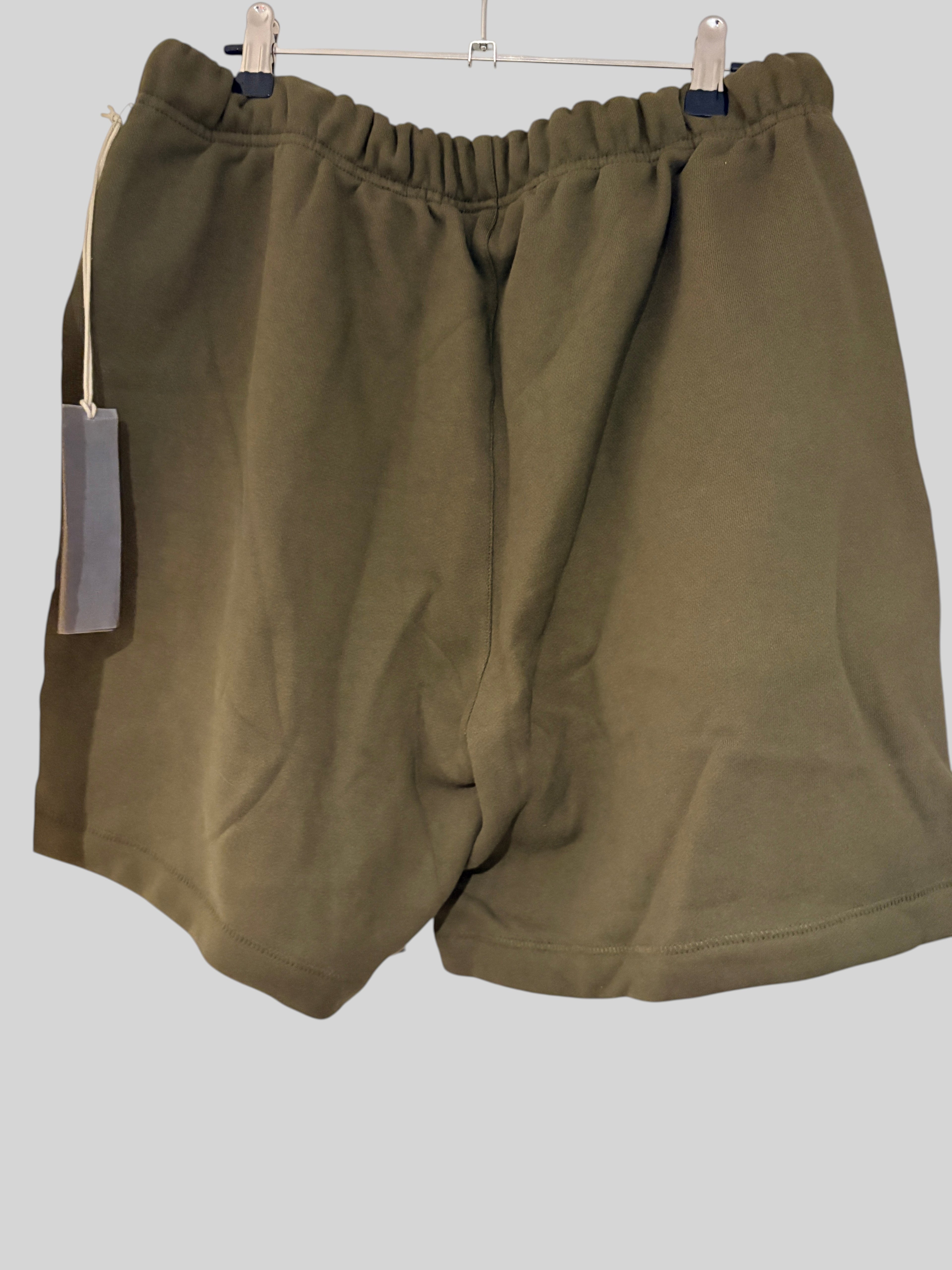 Fear of God ESSENTIALS - Fleece Soccer Short - Military - Neuf avec étiquette Fear of God Essentials