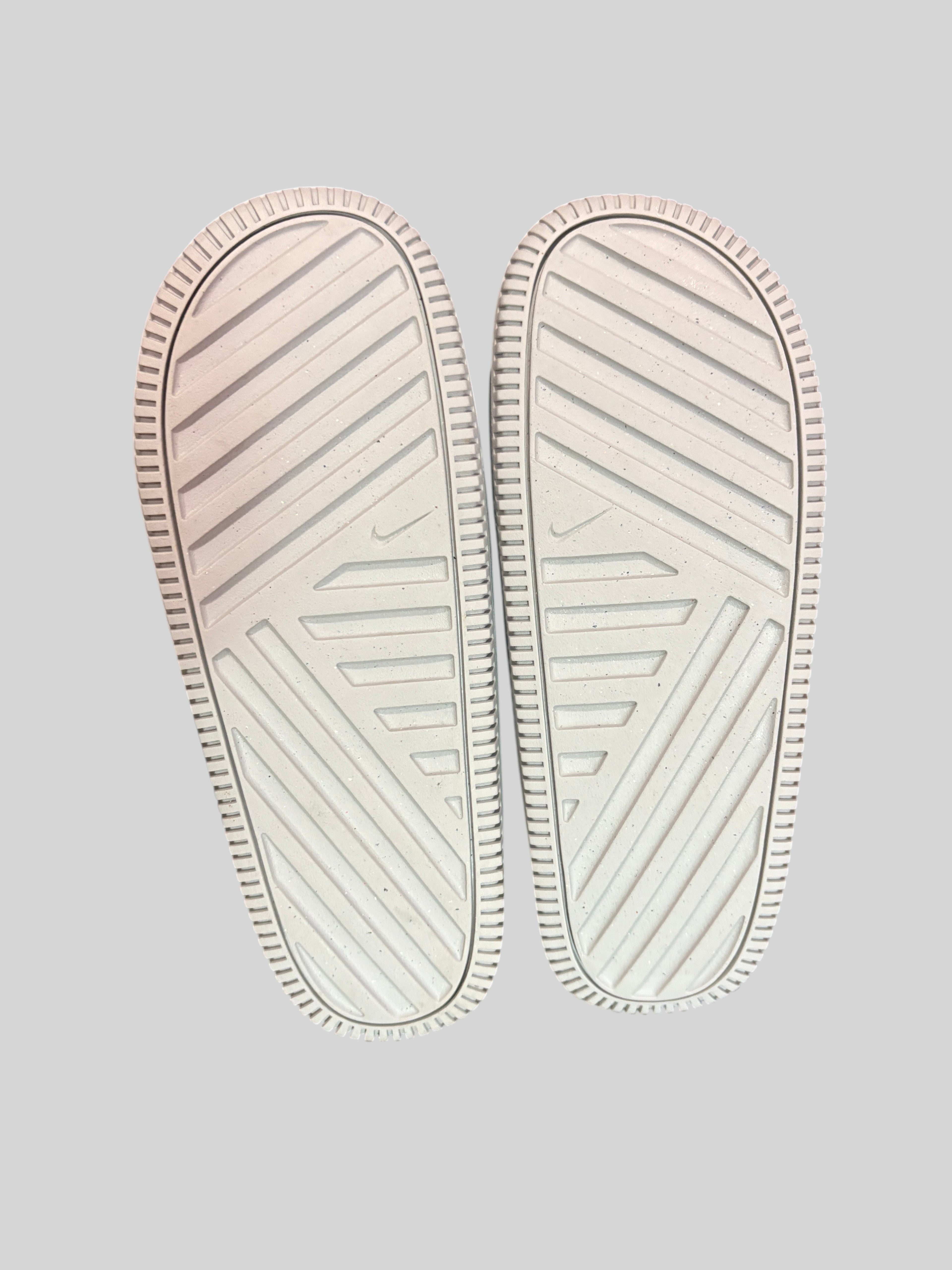 Nike Calm Slide - Wolf Grey / Photon Dust - Neuve avec étiquette NIKE