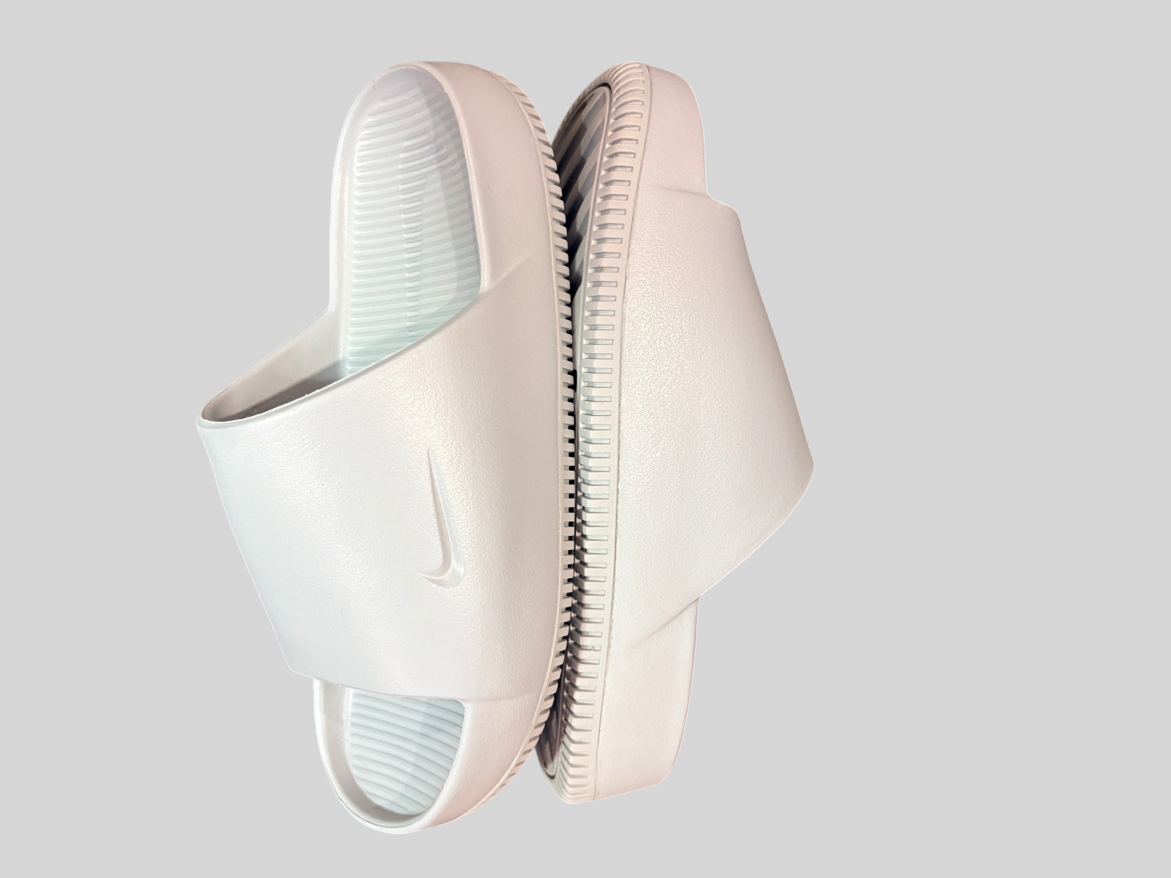 Nike Calm Slide - Wolf Grey / Photon Dust - Neuve avec étiquette NIKE