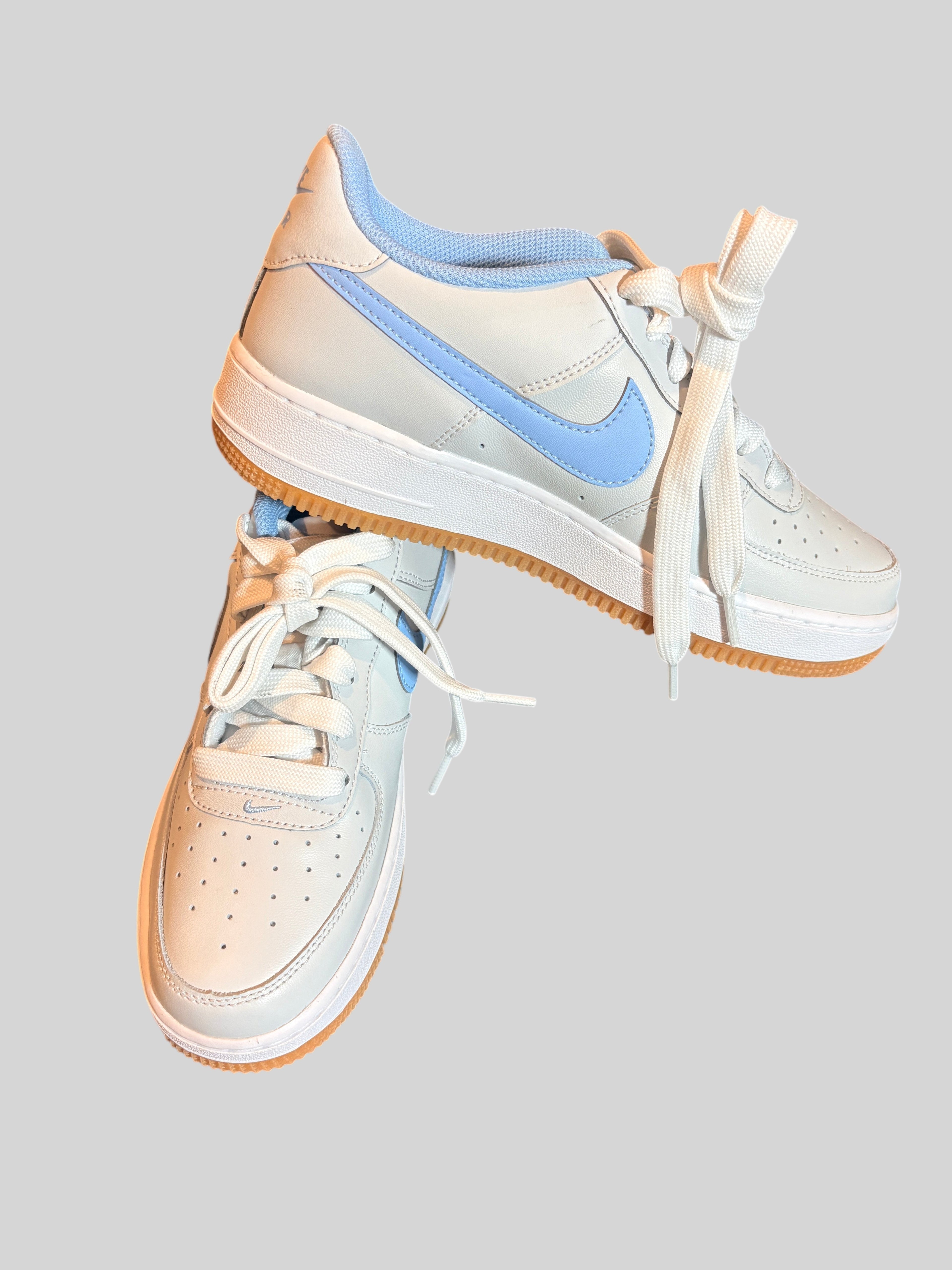 Nike Air Force 1 LV8 3 GS – Photon Dust / Psychic Blue – Neuve avec étiquette NIKE
