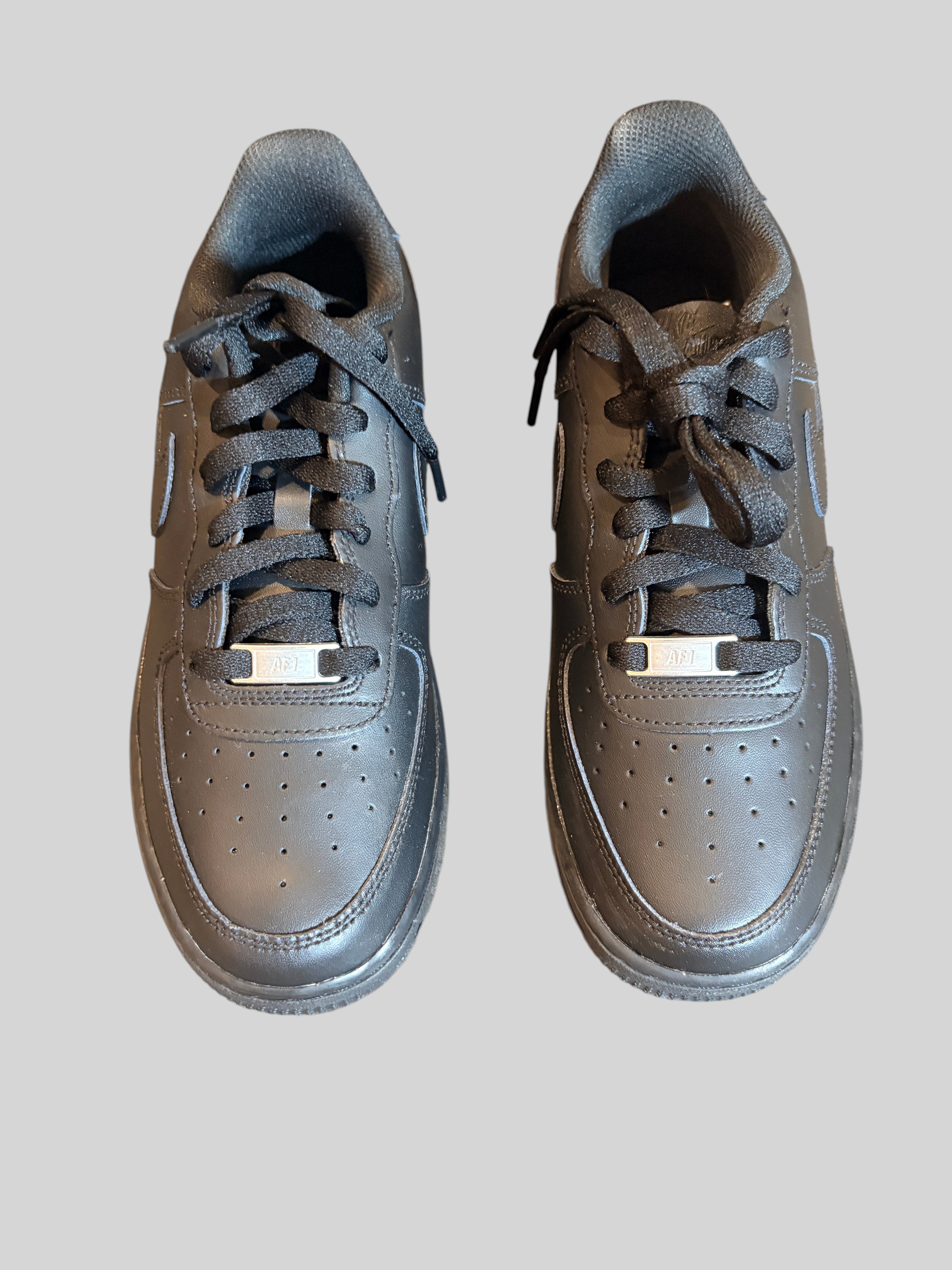 Nike Air Force 1 LE GS Triple Black – Neuve avec étiquette NIKE