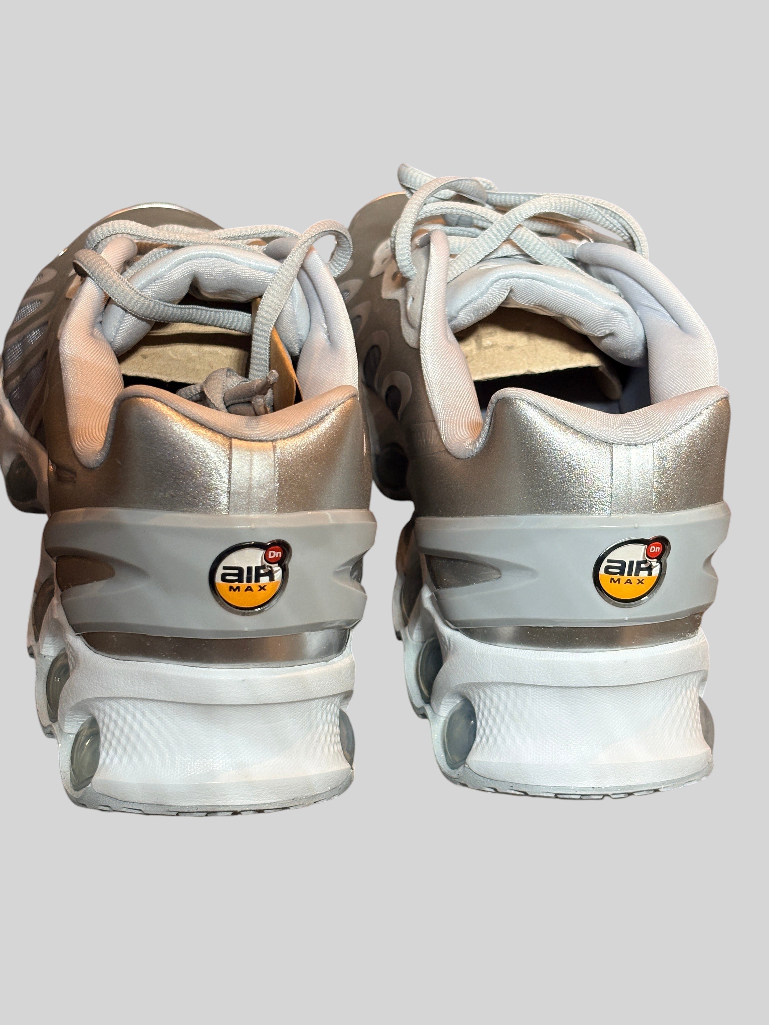 Nike Air Max Dn8 Wolf Grey Metallic Silver – Neuve avec étiquette NIKE