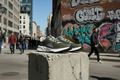 Baskets olive fond urbain