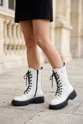 Bottines portées par un mannequin féminin dans un décor extérieur chic