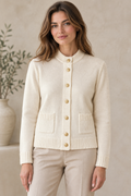 Cardigan écru porté par une femme dans une ambiance zen