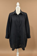 Chemise noire mannequin couture blanc sans tête