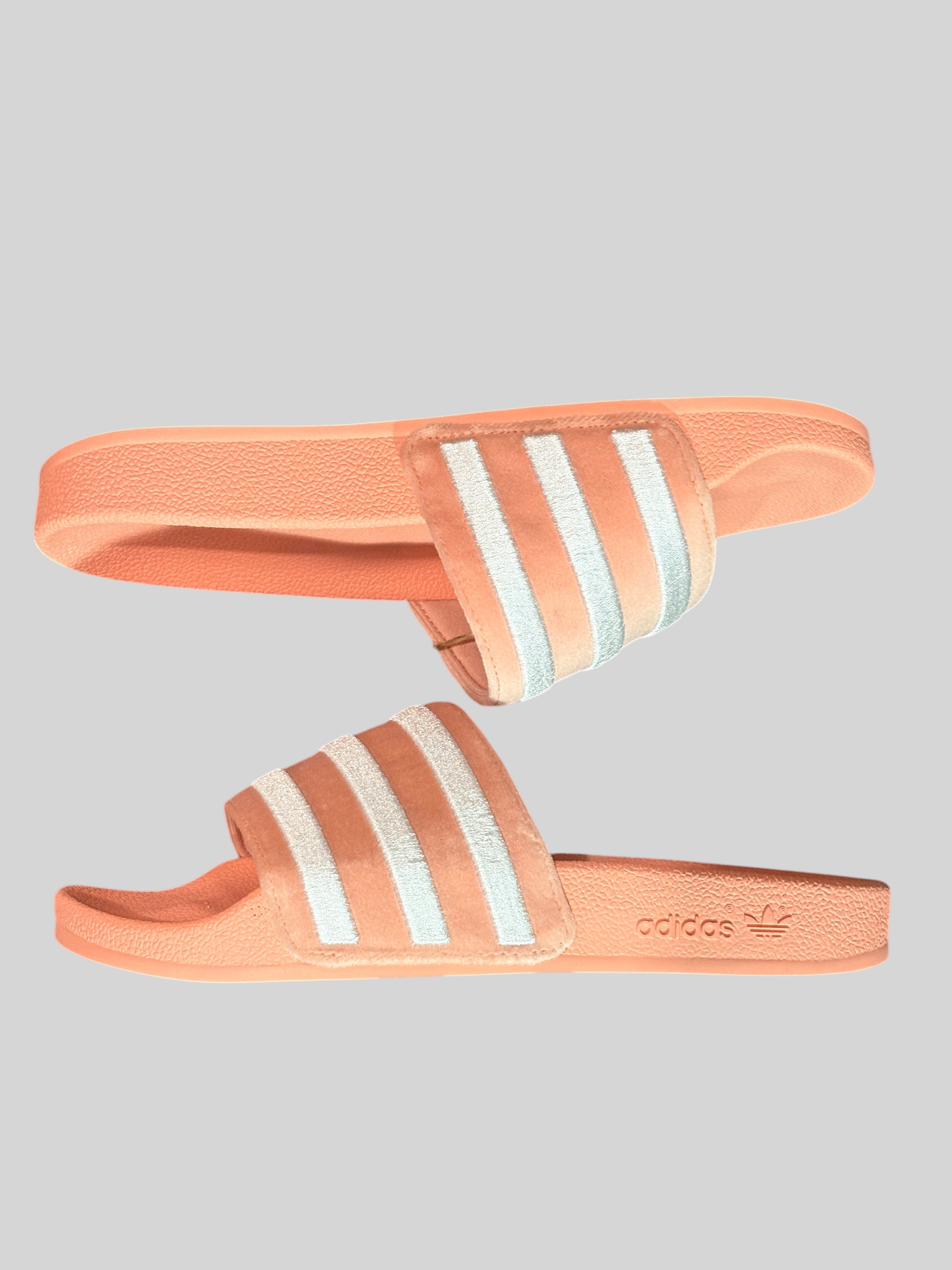 Claquettes FASHION SC Adidas Adilette W en velours rose mauve et blanc avec trois bandes emblématiques