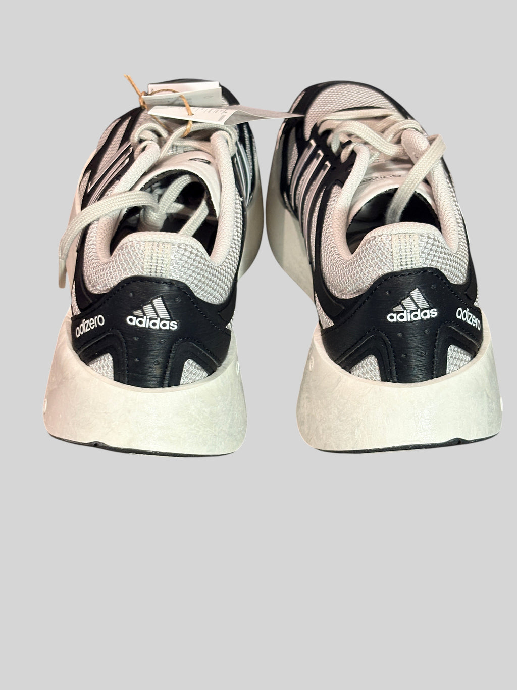 Vue arrière des baskets FASHION SC Adidas Adizero Aruku noires et blanches avec semelle incurvée Swirlfoam