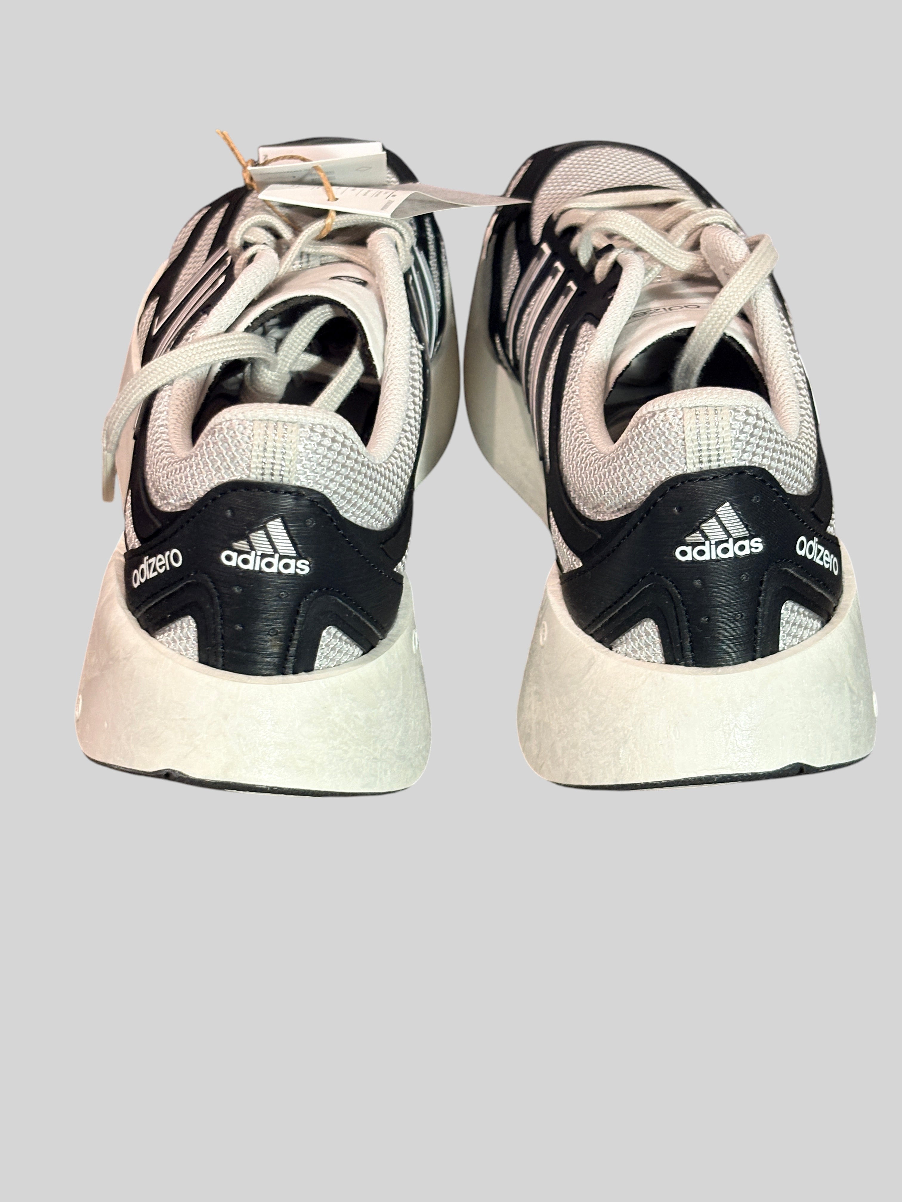 Vue arrière des baskets FASHION SC Adidas Adizero Aruku noires et blanches avec semelle incurvée Swirlfoam