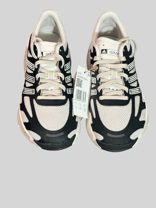 Baskets FASHION SC Adidas Adizero Aruku noires et blanches avec semelle incurvée et étiquette d'origine