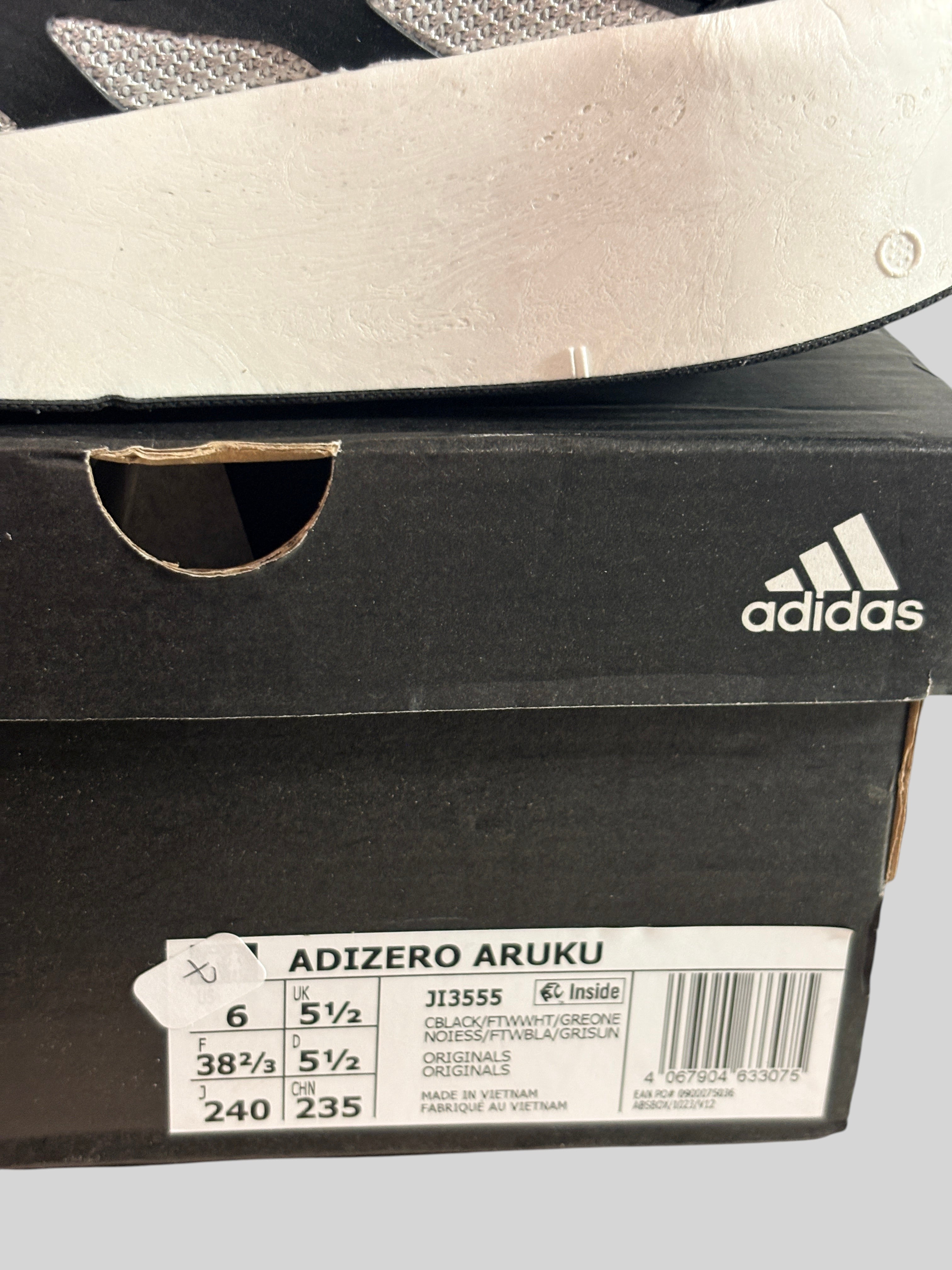 Boîte de chaussures FASHION SC Adidas Adizero Aruku avec étiquette de pointure et logo Adidas visible