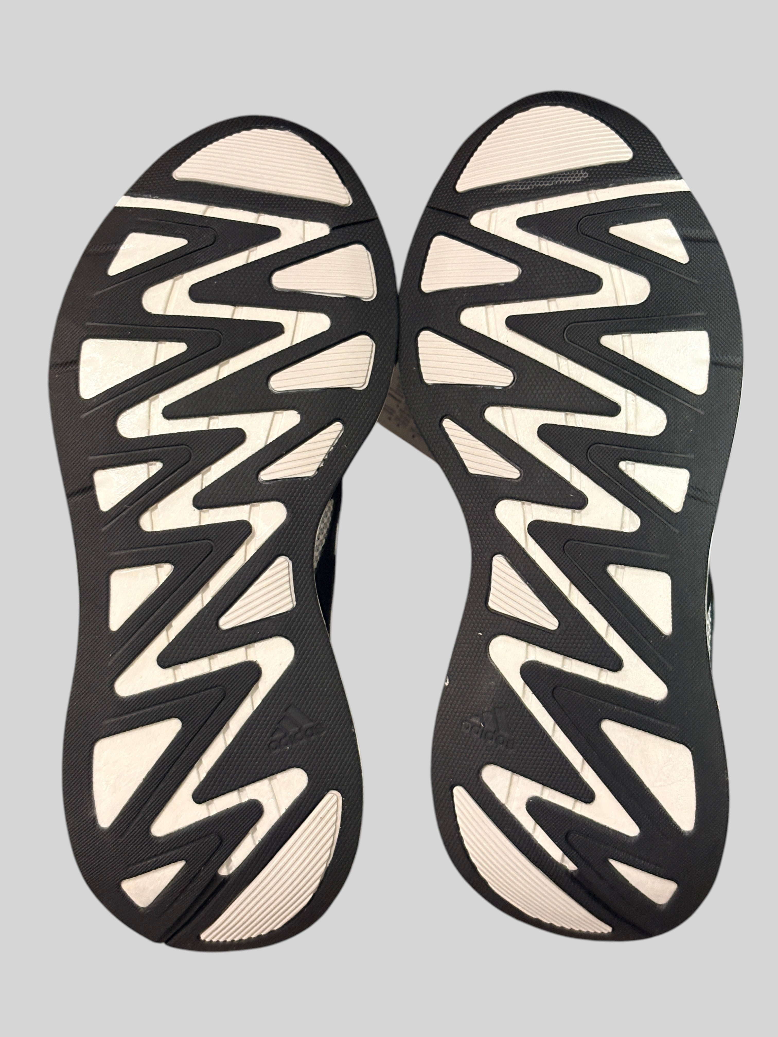 Semelles extérieures en caoutchouc noir et blanc des baskets FASHION SC Adidas Adizero Aruku avec motif incurvé