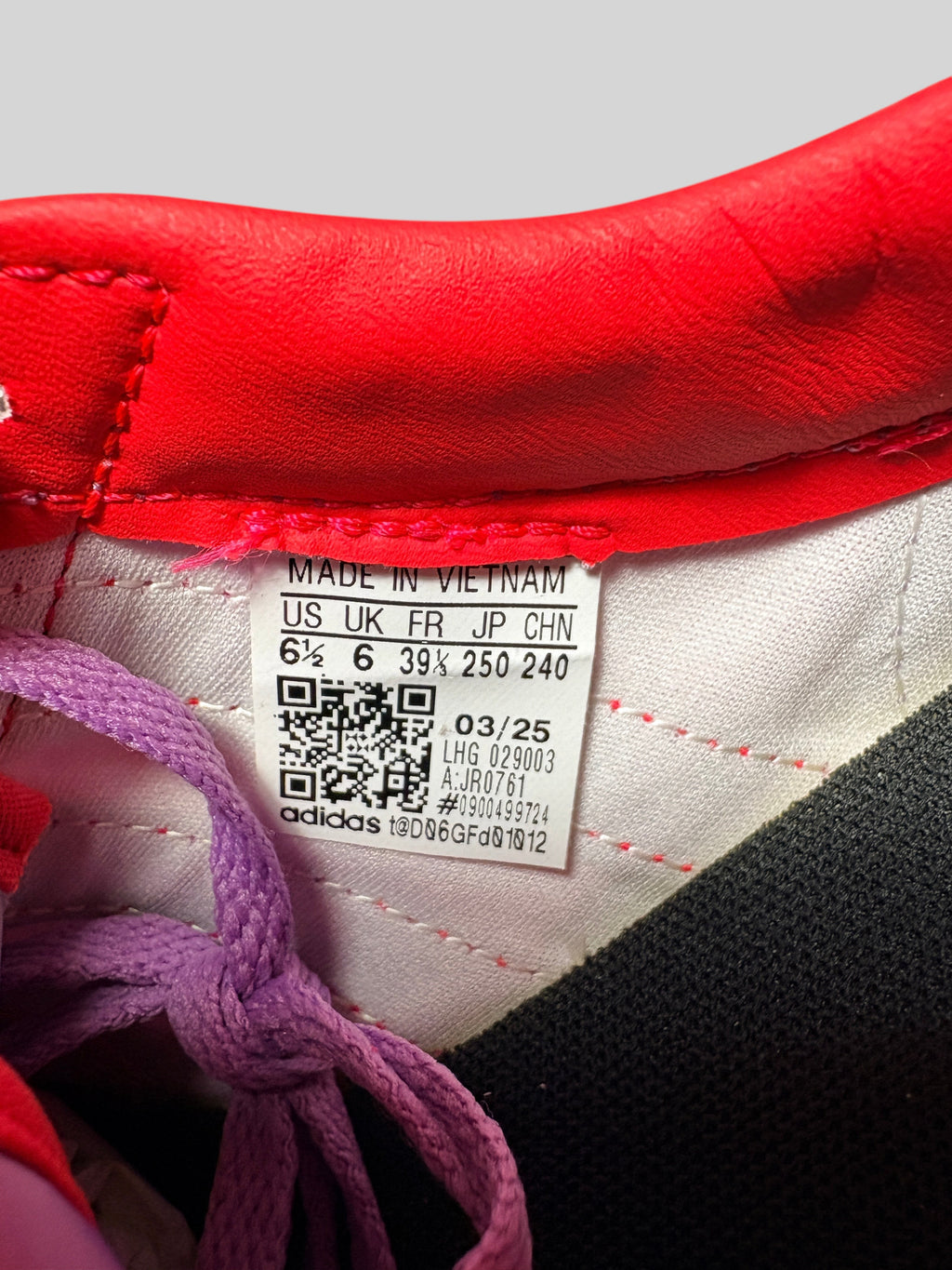 Étiquette intérieure de taille Adidas Barreda Decode J chez FASHION SC avec détails de fabrication et QR code