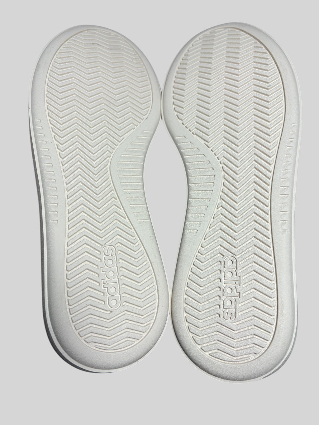 Semelles en caoutchouc blanc des baskets FASHION SC Adidas Barreda Decode J avec motif à chevrons antidérapant