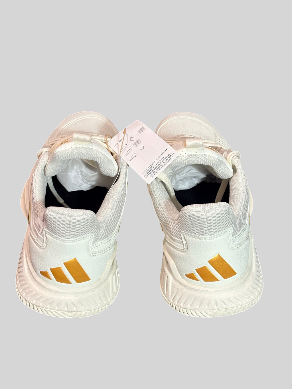 Vue arrière des chaussures de sport FASHION SC Adidas Court Flight blanc cassé avec détails dorés et étiquette
