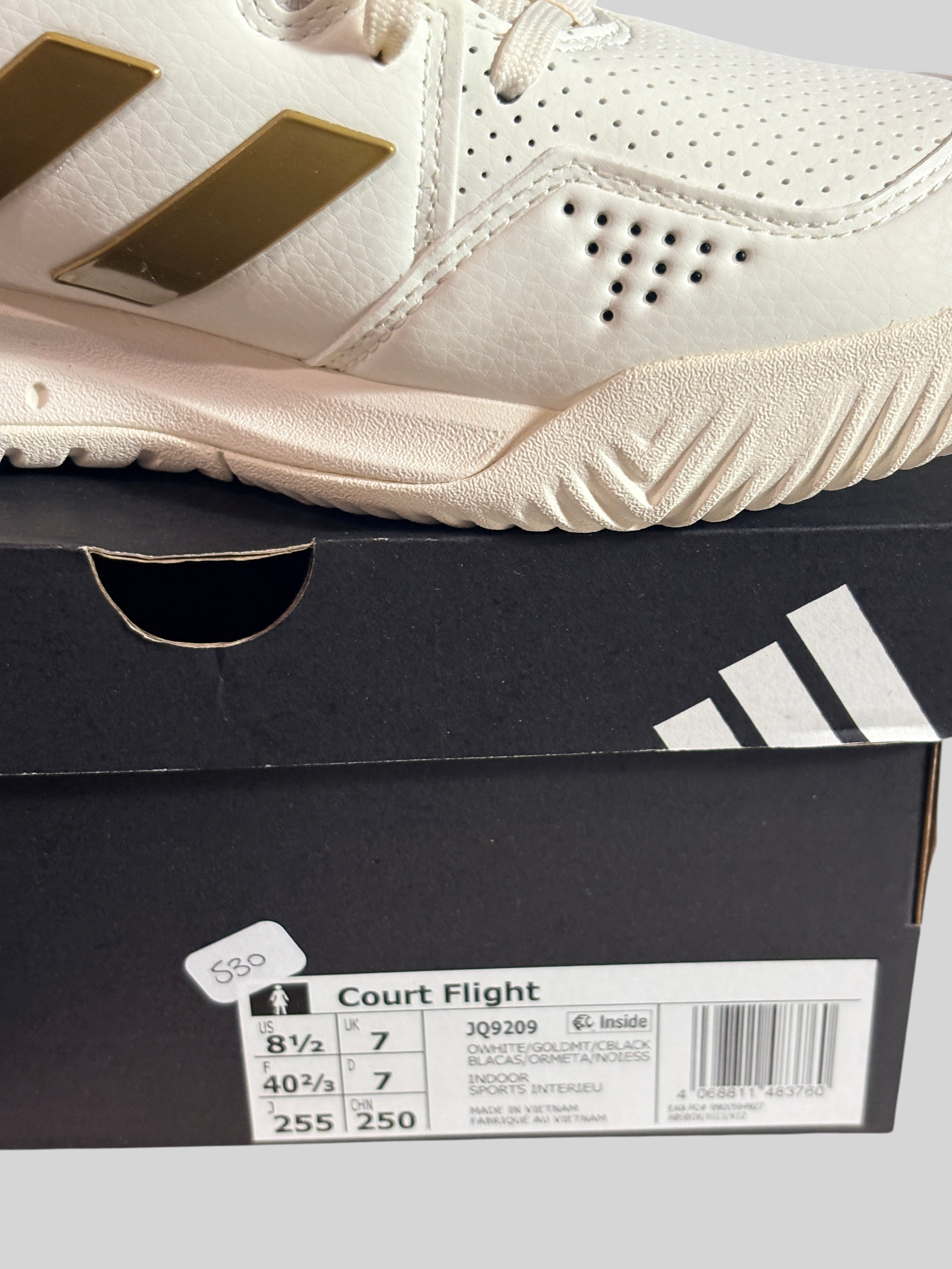 Chaussure de sport femme FASHION SC Adidas Court Flight blanc cassé et doré avec semelle Bounce sur sa boîte