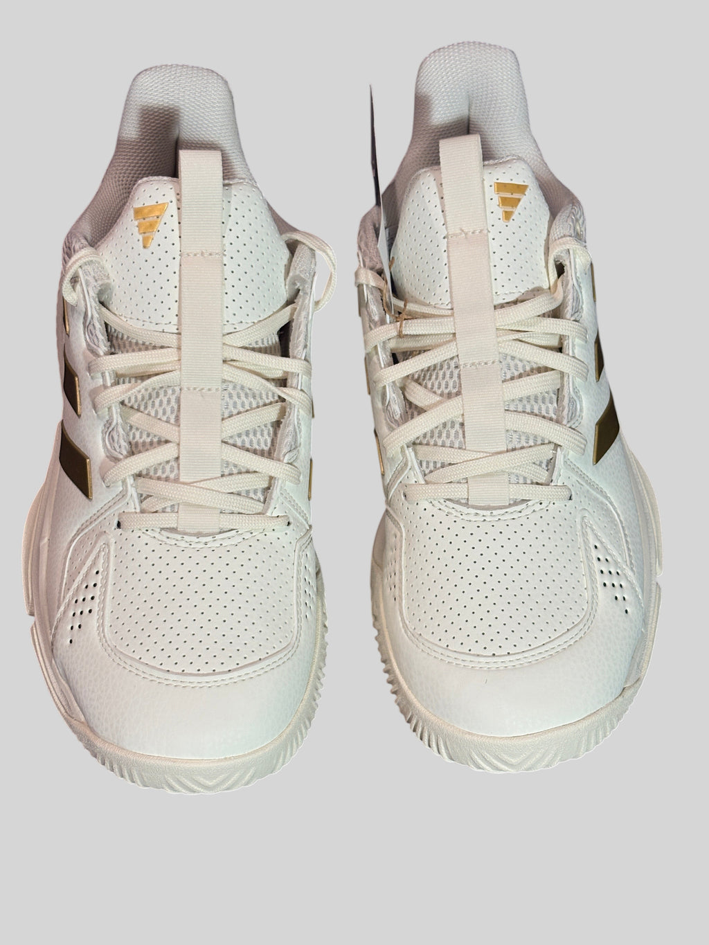 Chaussures de sport femme FASHION SC Adidas Court Flight blanc cassé avec détails dorés et tige en mesh respirant