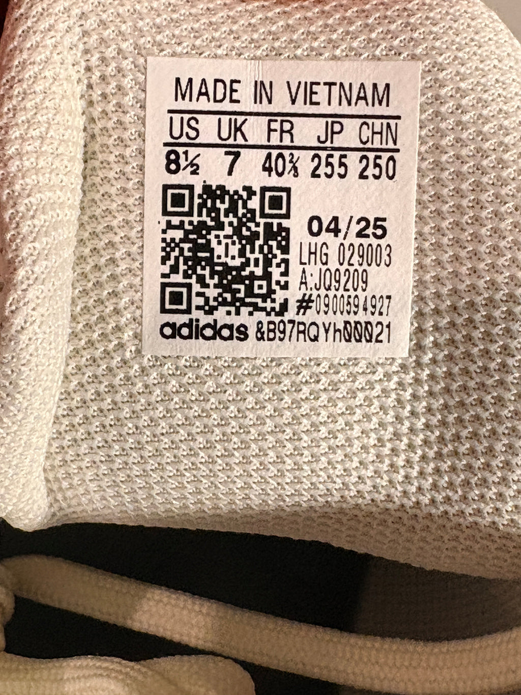 Étiquette intérieure FASHION SC Adidas Court Flight avec détails de pointure et code QR sur tissu mesh blanc cassé