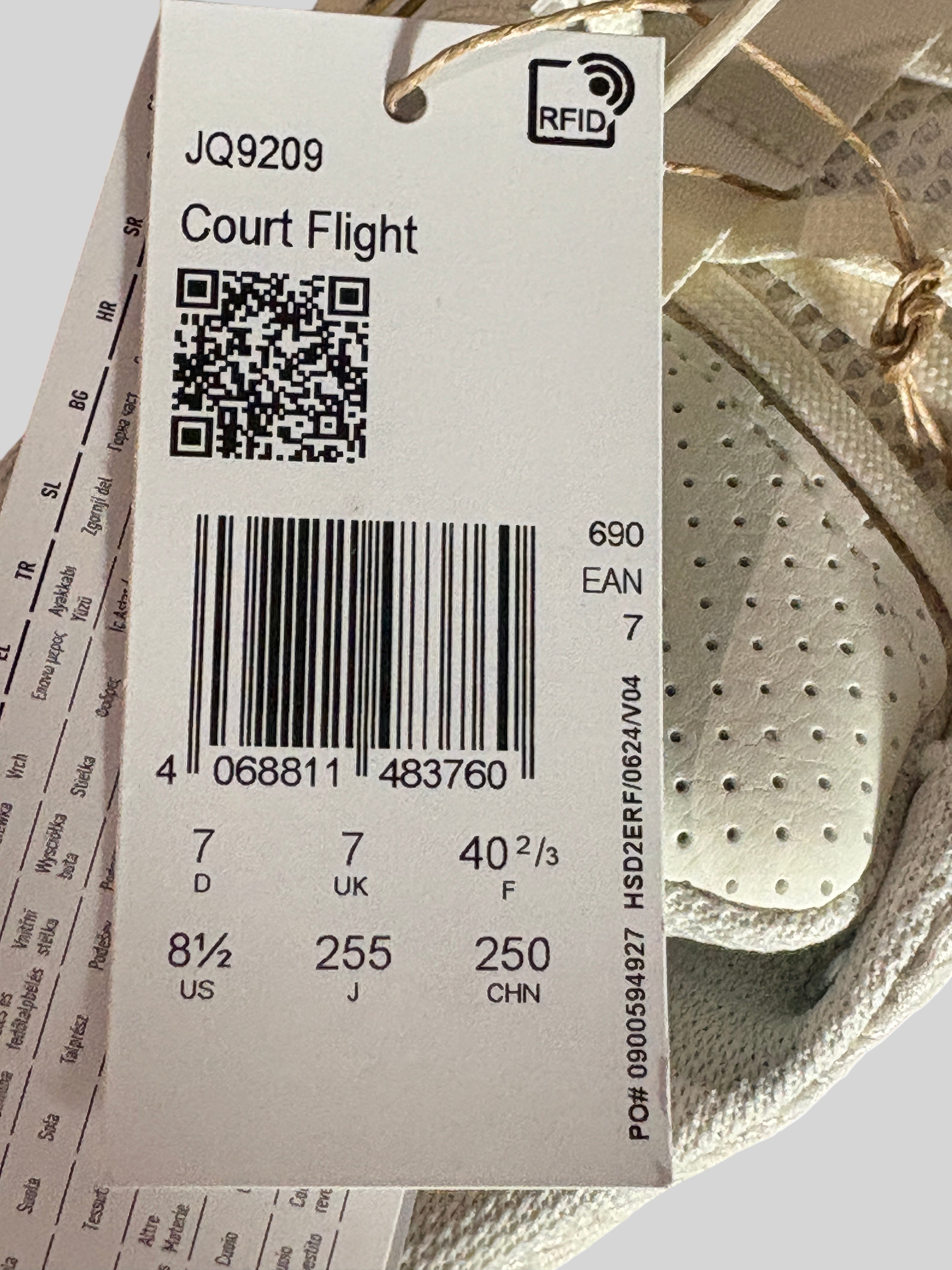 Étiquette de prix FASHION SC sur chaussure Adidas Court Flight blanc cassé avec détails dorés