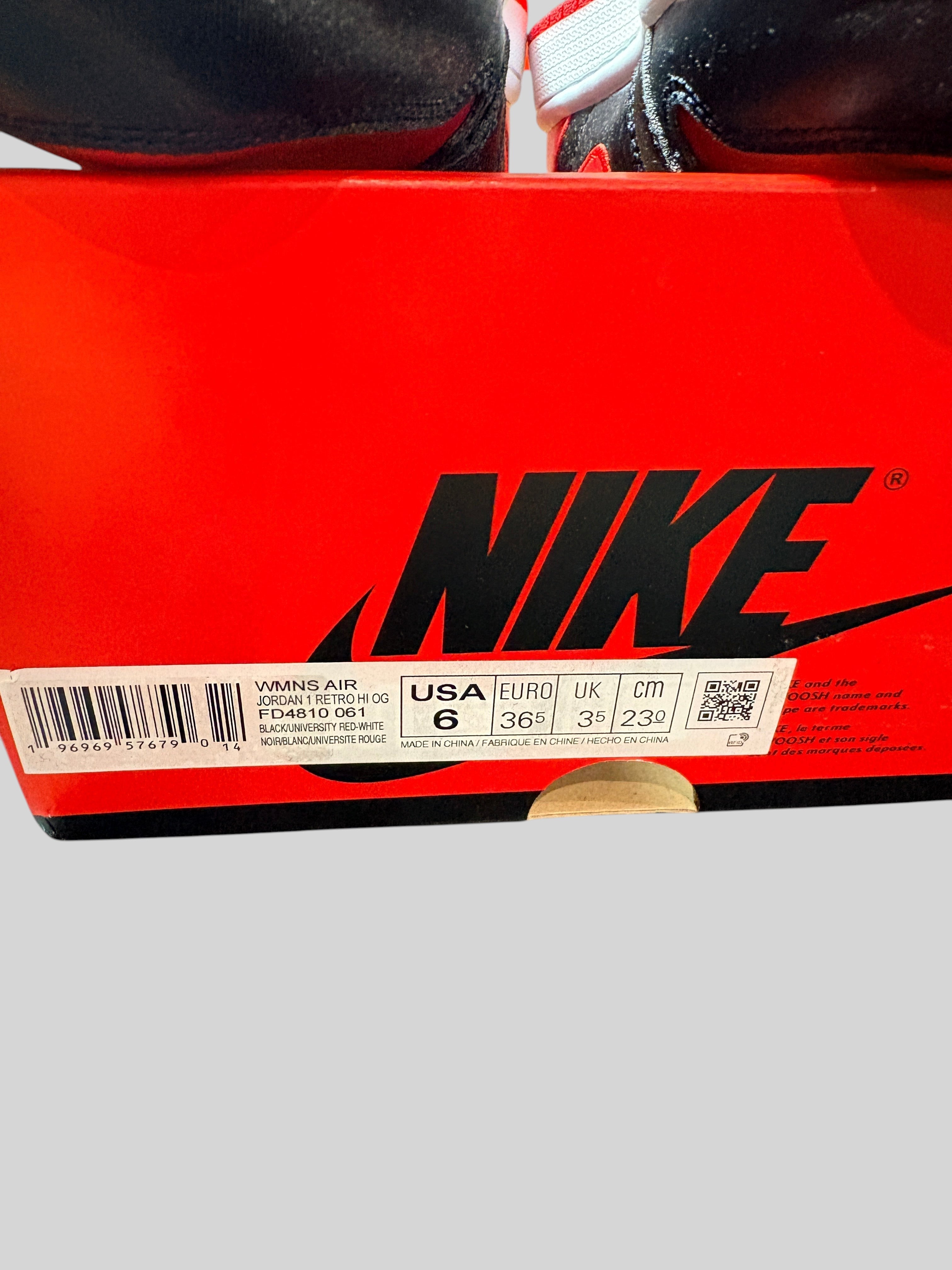 Etiquette de boite FASHION SC pour Air Jordan 1 High OG Satin Bred avec details de taille et code SKU FD4810-061