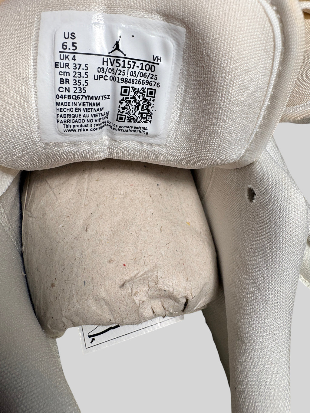 Étiquette intérieure FASHION SC d'une basket Air Jordan 1 Low SE avec détails de taille et code SKU HV5157-100