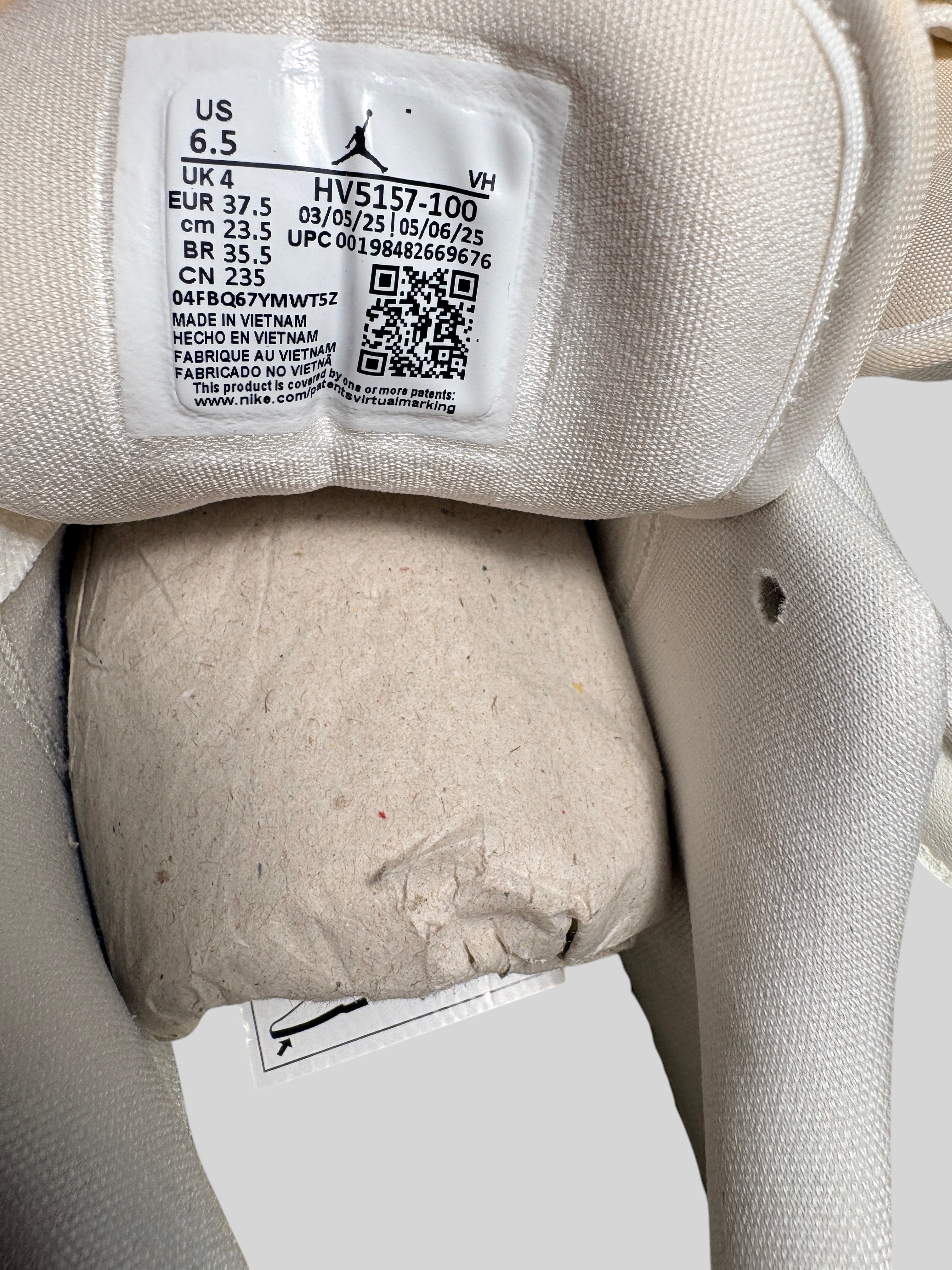 Étiquette intérieure FASHION SC d'une basket Air Jordan 1 Low SE avec détails de taille et code SKU HV5157-100