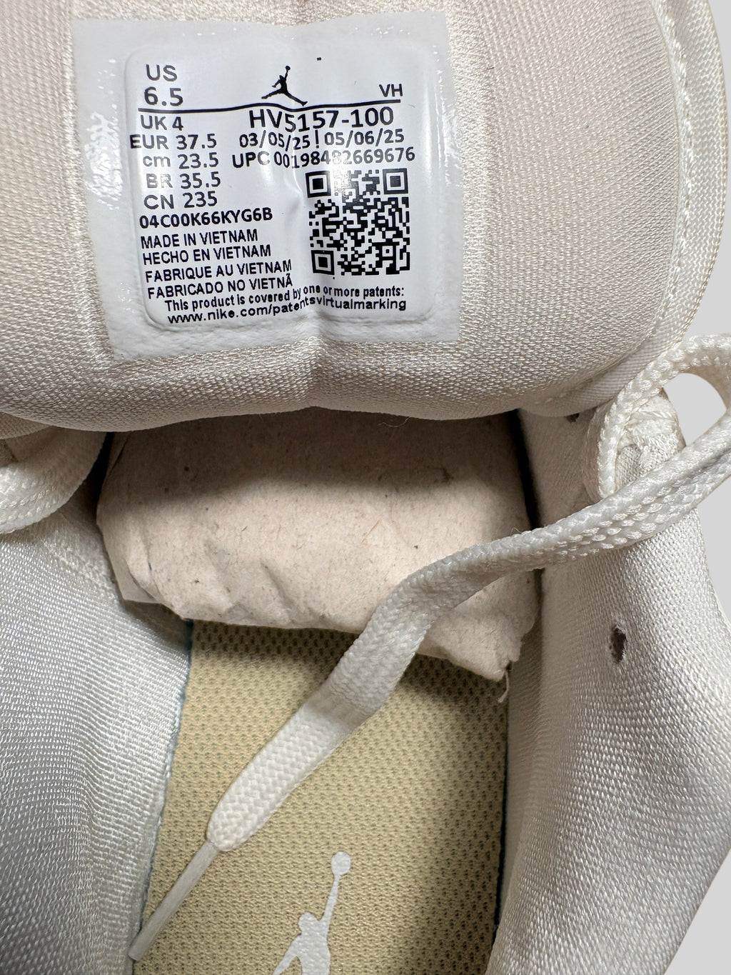Etiquette intérieure de la basket FASHION SC Air Jordan 1 Low SE Metallic Team Gold avec détails de taille et SKU