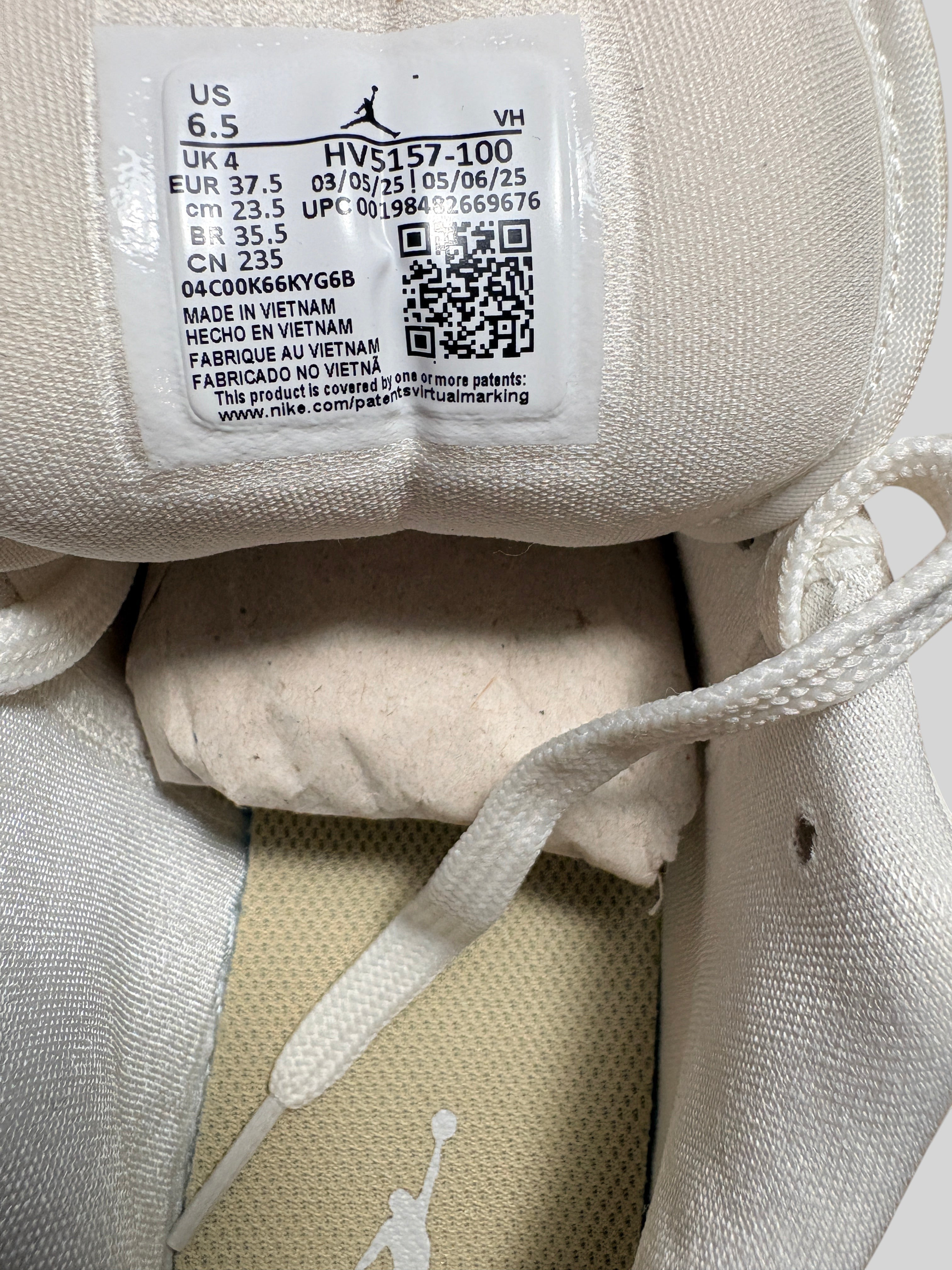 Etiquette intérieure de la basket FASHION SC Air Jordan 1 Low SE Metallic Team Gold avec détails de taille et SKU