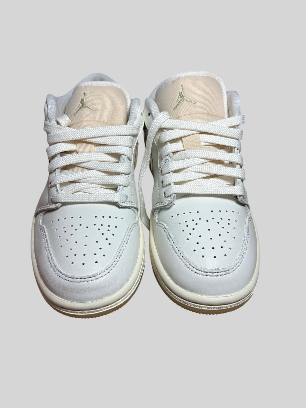 Baskets FASHION SC Air Jordan 1 Low SE en cuir blanc cassé et détails dorés, vue de face