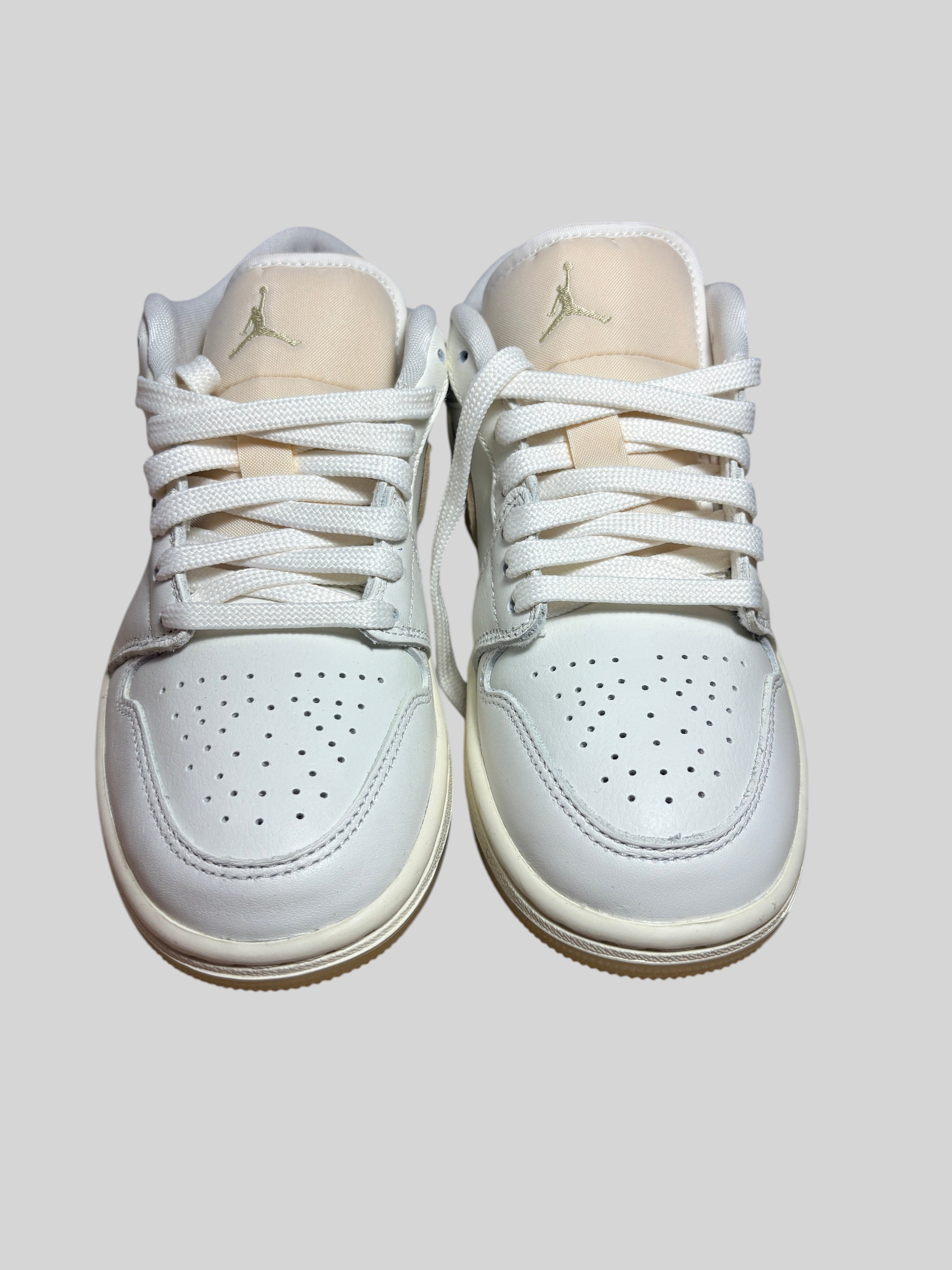 Baskets FASHION SC Air Jordan 1 Low SE en cuir blanc cassé et détails dorés, vue de face