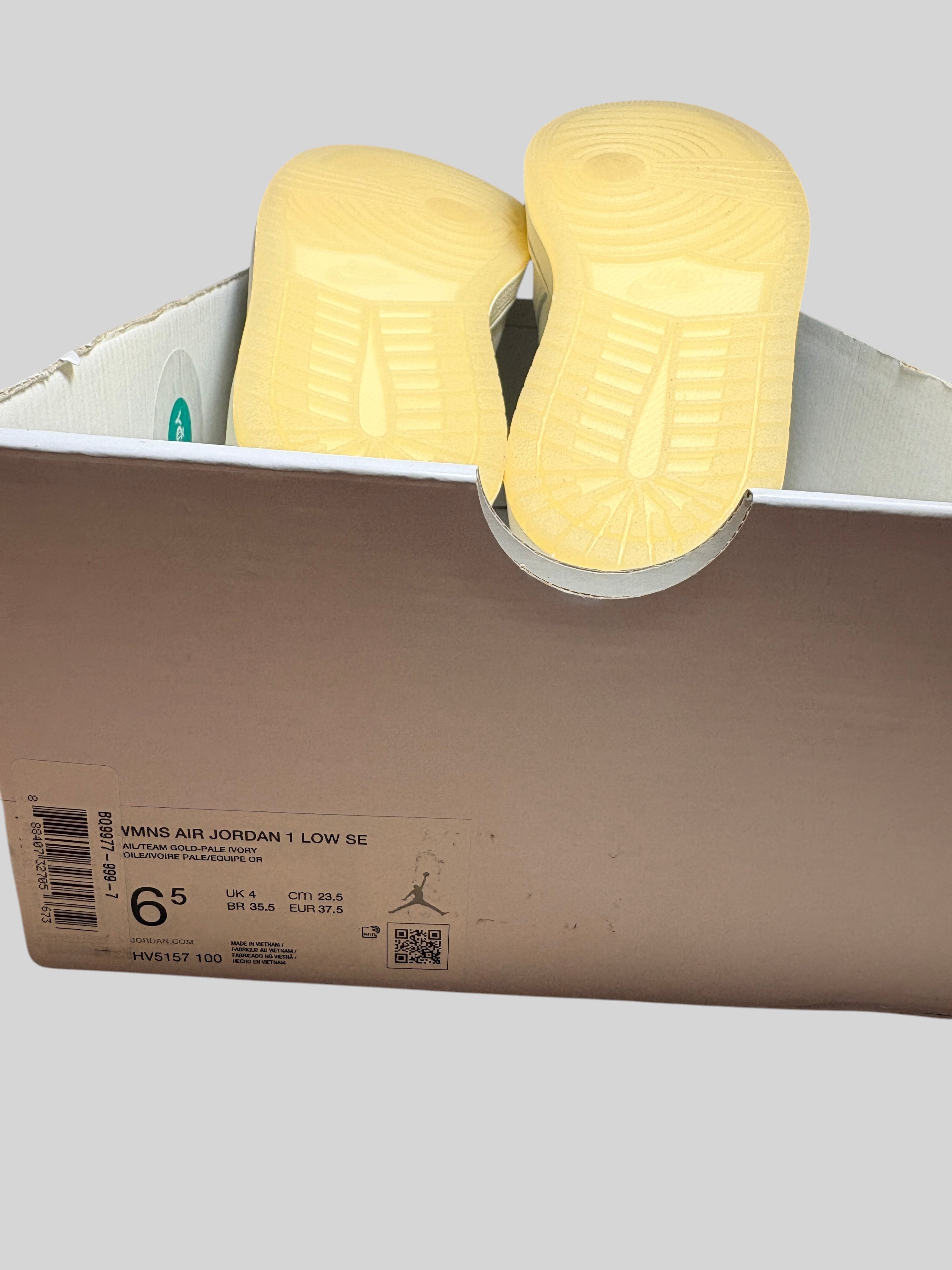 Boîte de chaussures FASHION SC avec semelles Air Jordan 1 Low SE Metallic Team Gold visibles en cuir blanc cassé