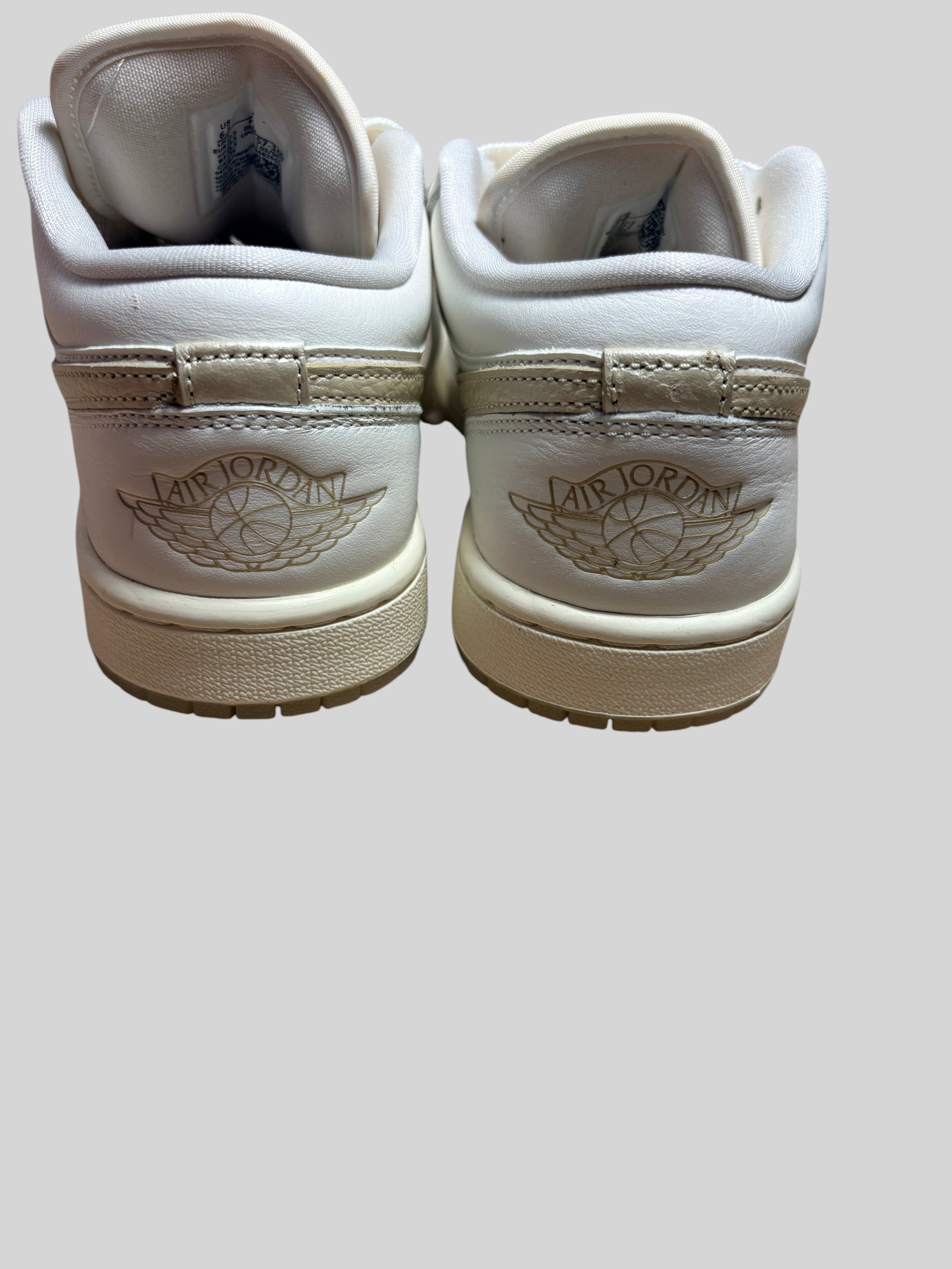 Vue arrière des baskets FASHION SC Air Jordan 1 Low SE en cuir blanc cassé et détails dorés Metallic Team Gold