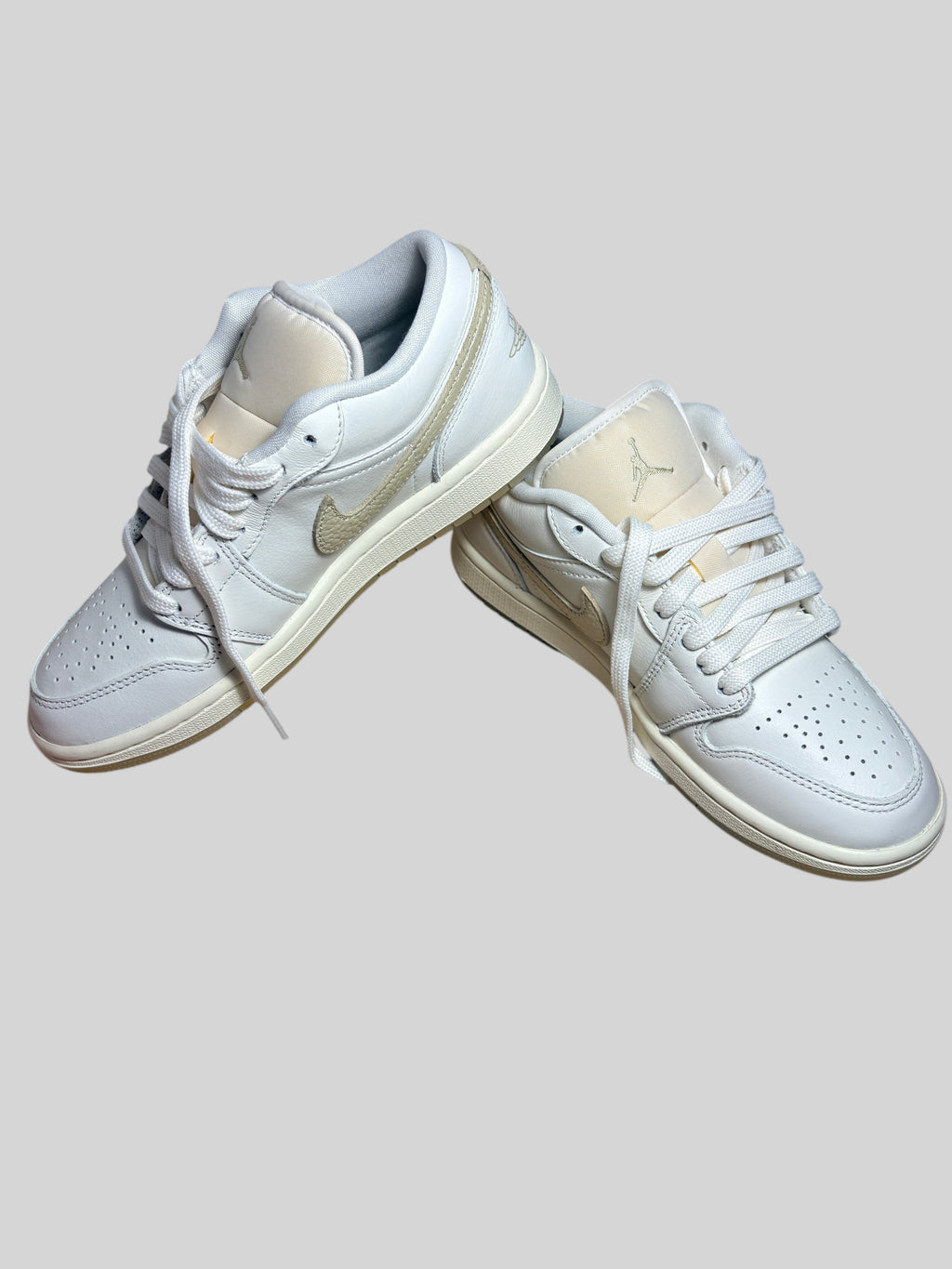 Baskets FASHION SC Air Jordan 1 Low SE en cuir blanc cassé et détails dorés Metallic Team Gold