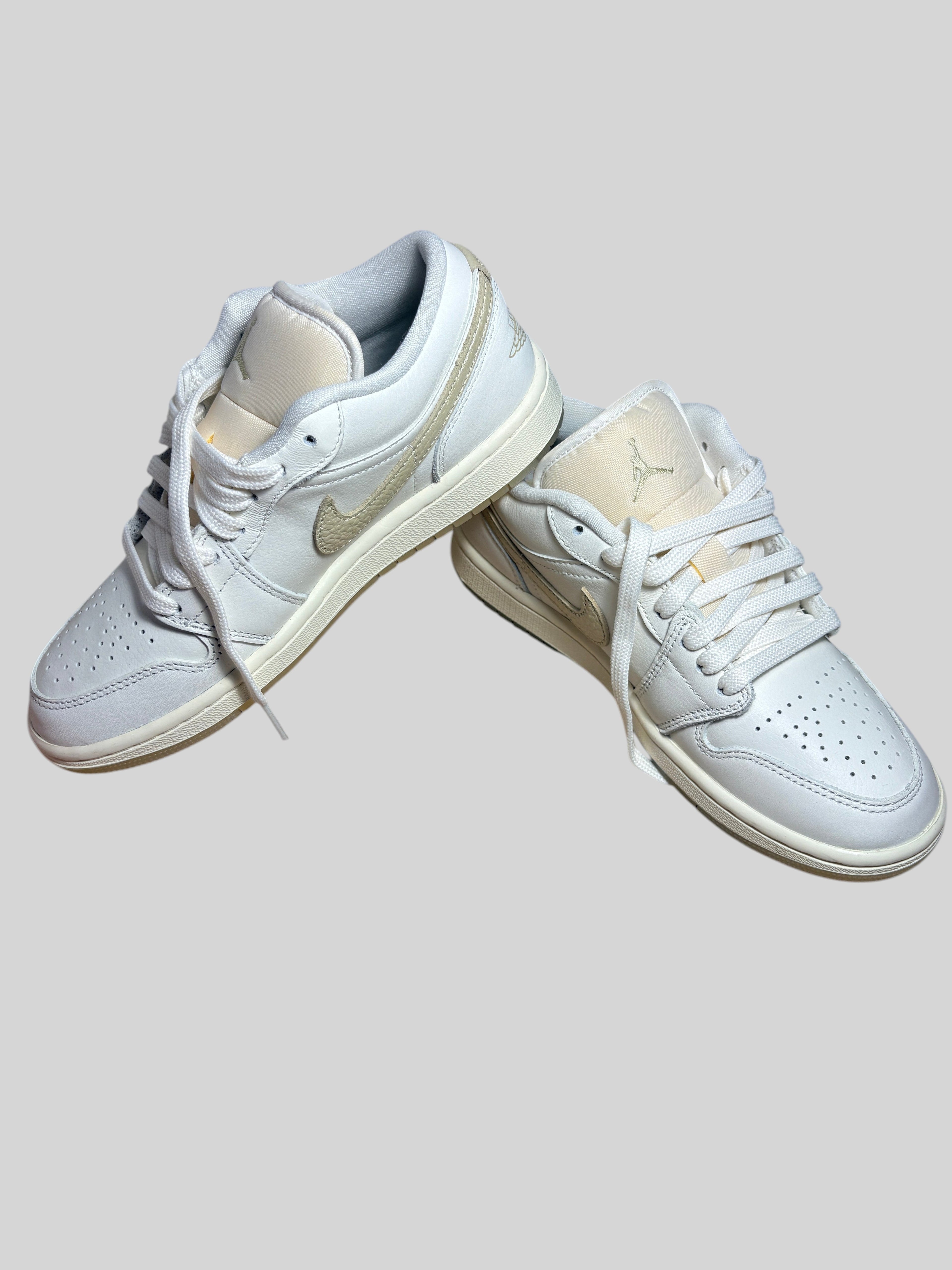 Baskets FASHION SC Air Jordan 1 Low SE en cuir blanc cassé et détails dorés Metallic Team Gold