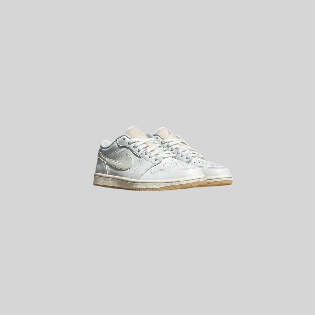 Baskets FASHION SC Air Jordan 1 Low SE en cuir blanc cassé et détails dorés métallisés