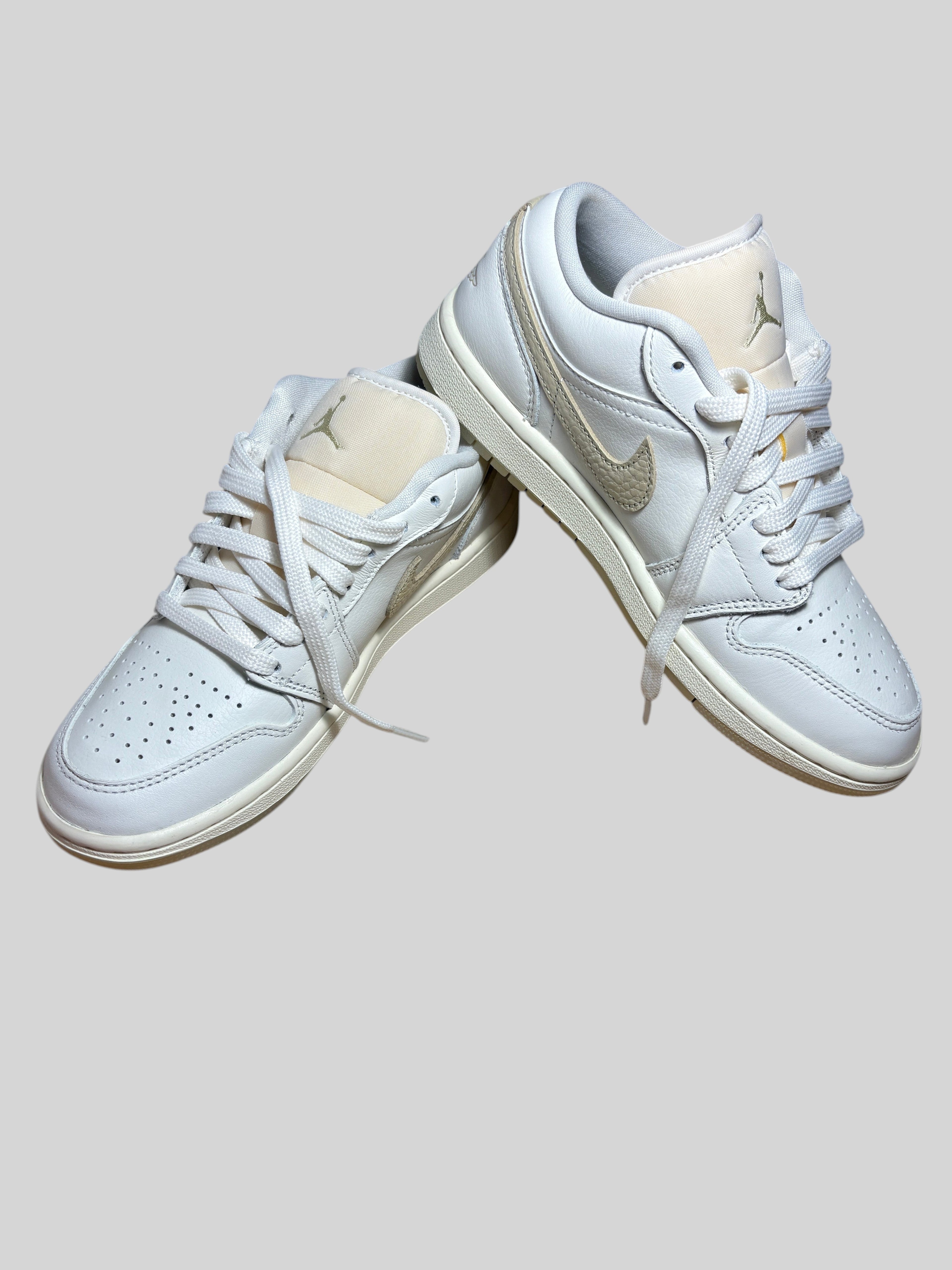 Baskets FASHION SC Air Jordan 1 Low SE en cuir blanc cassé et détails dorés Metallic Team Gold