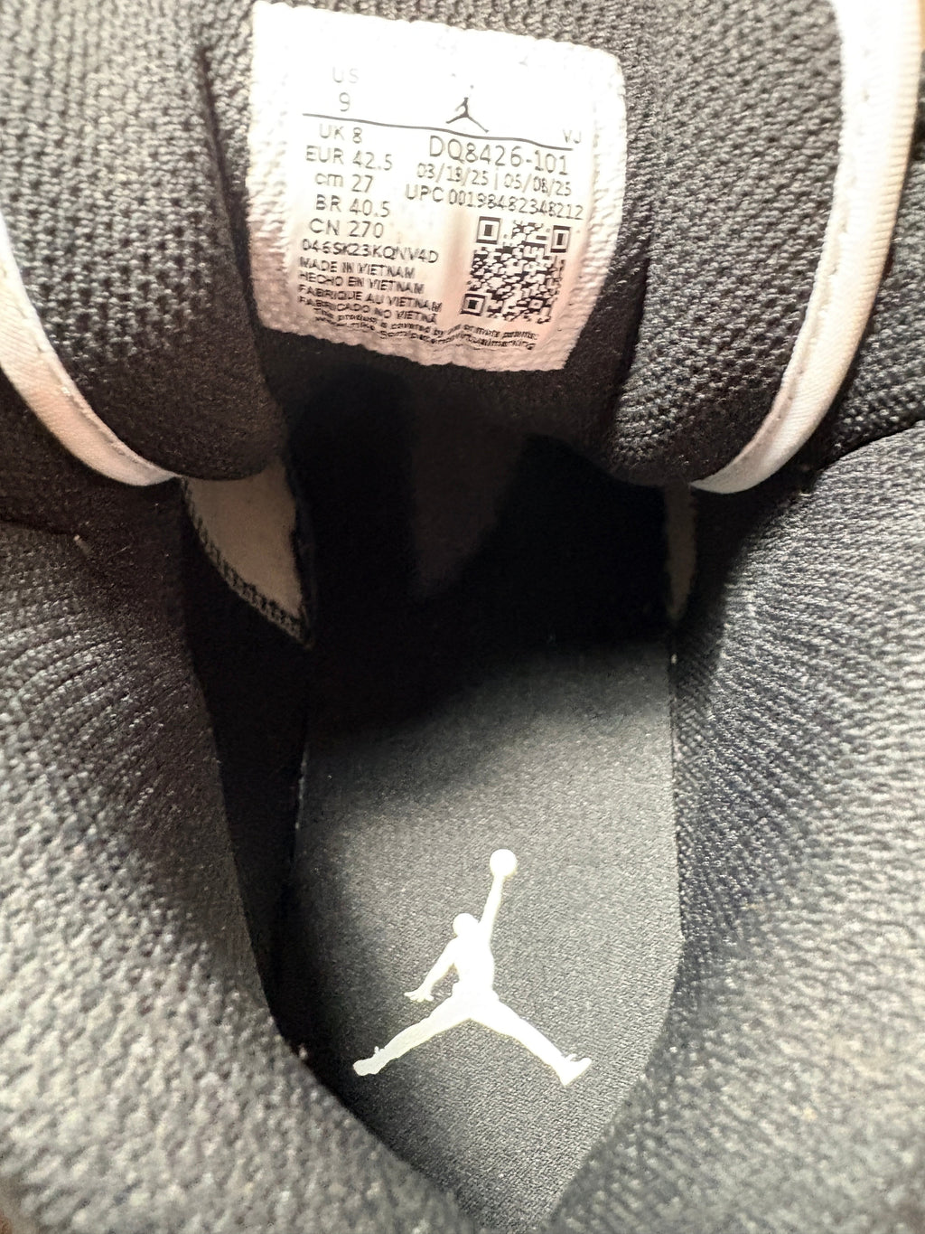 Étiquette intérieure et semelle intérieure avec logo Jumpman d'une basket FASHION SC Air Jordan 1 Mid Barons neuve