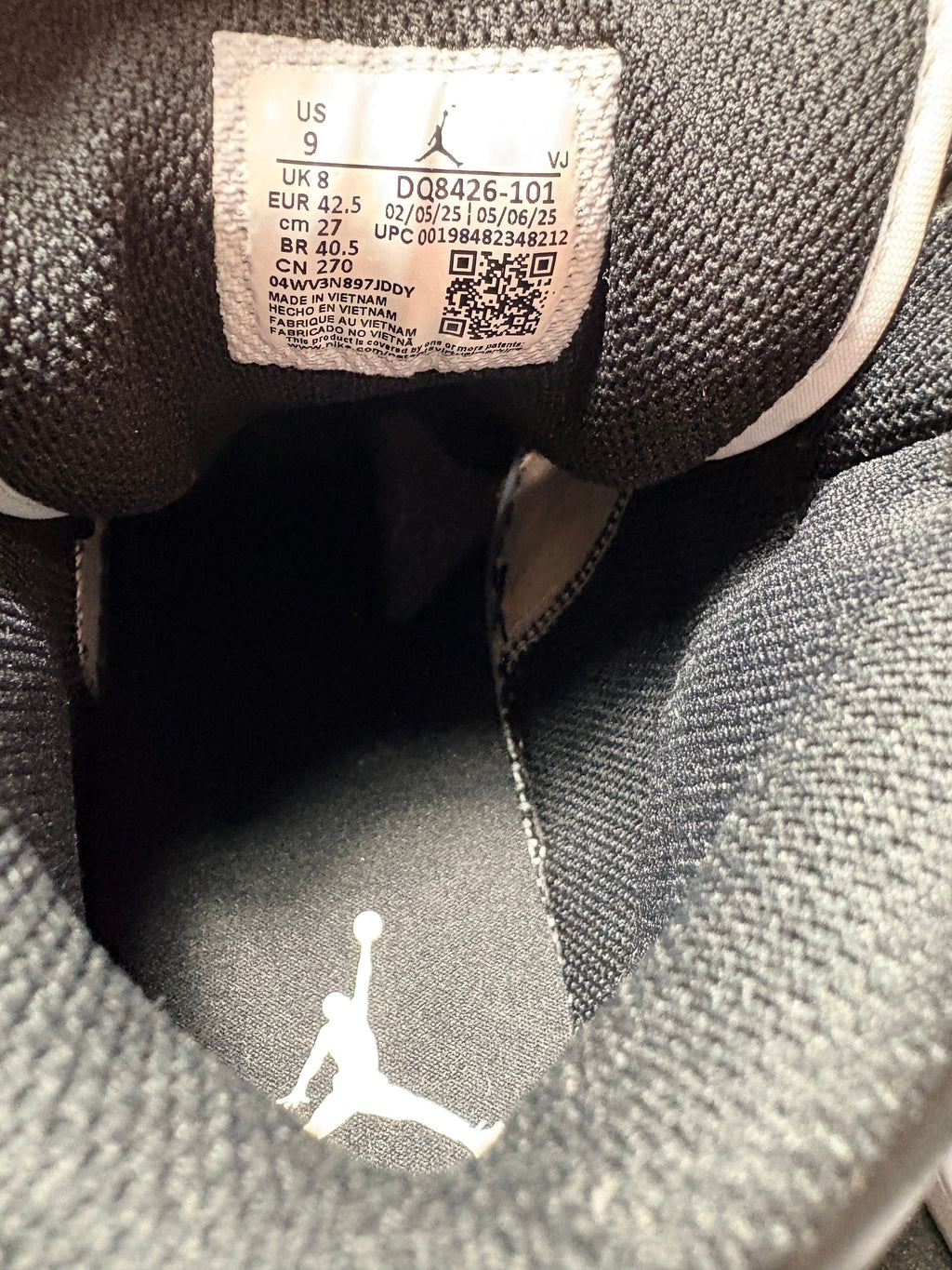 Étiquette intérieure FASHION SC d'une basket Air Jordan 1 Mid Barons avec détails de taille et code SKU DQ8426-101