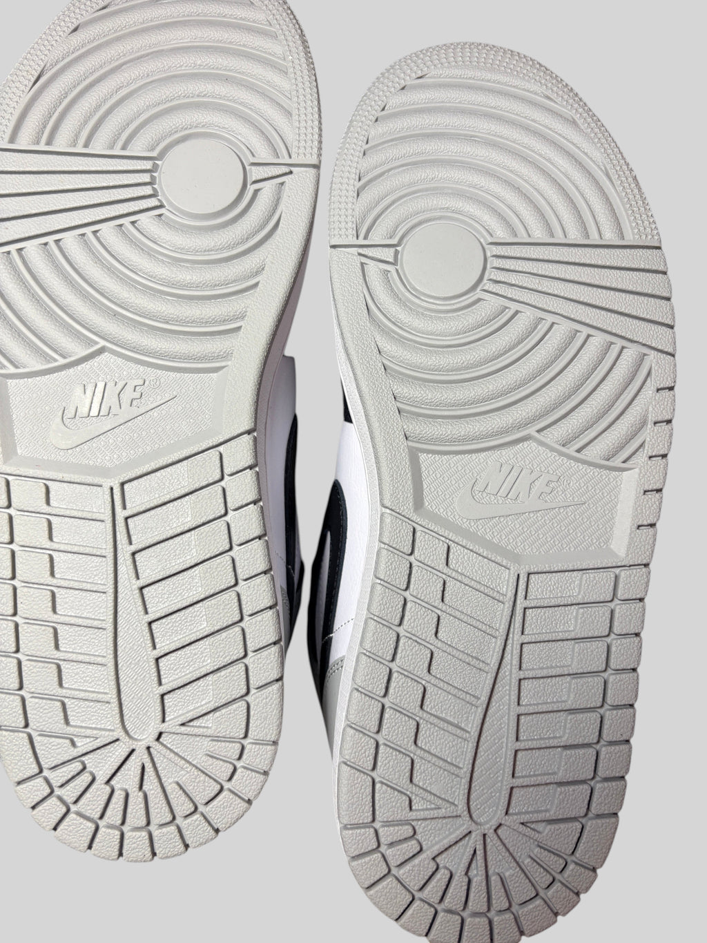 Semelles en caoutchouc gris clair des baskets FASHION SC Air Jordan 1 Mid Barons avec motif circulaire emblématique