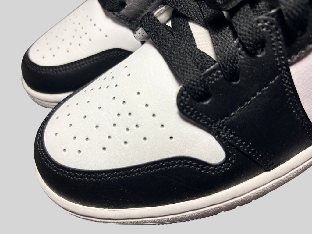 Baskets FASHION SC Air Jordan 1 Mid Barons en cuir blanc et noir avec perforations sur le bout