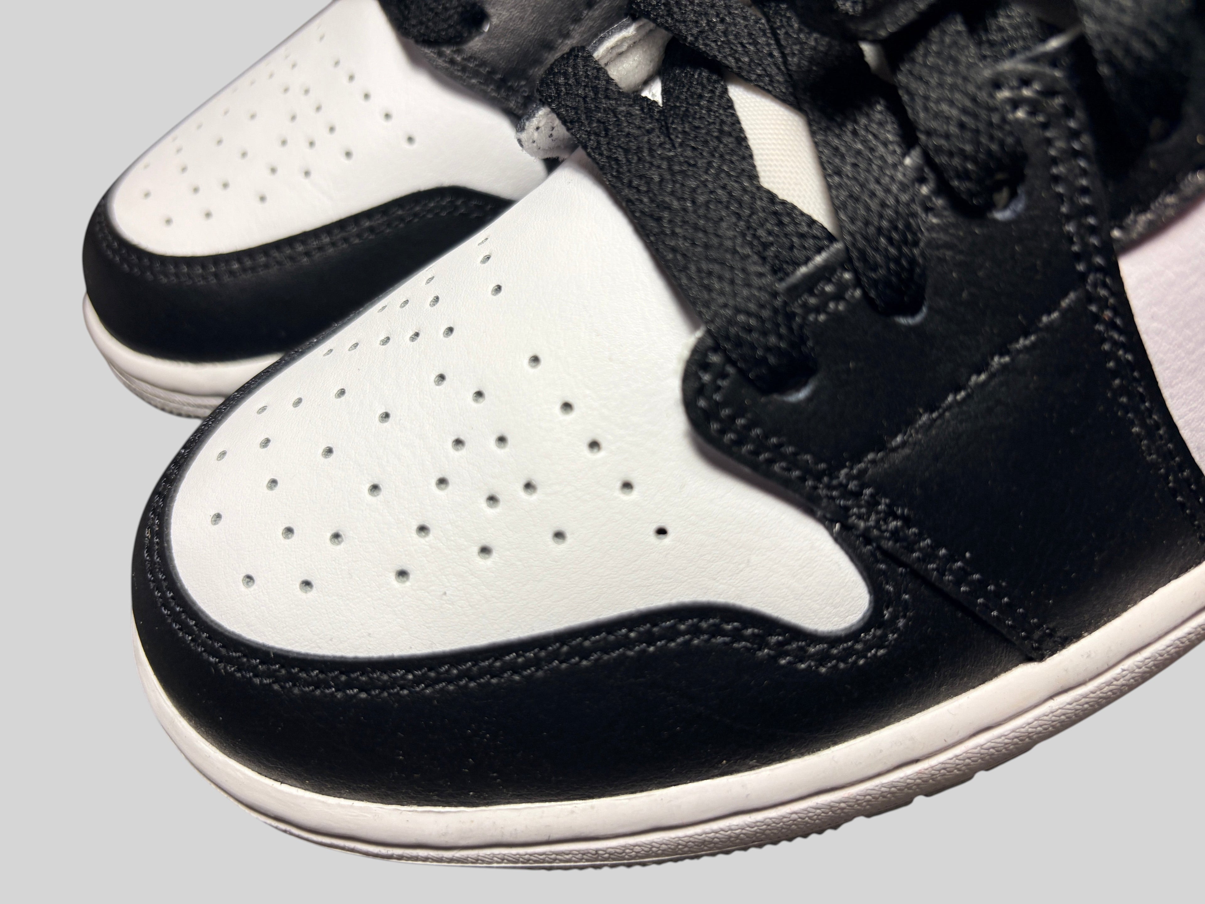 Baskets FASHION SC Air Jordan 1 Mid Barons en cuir blanc et noir avec perforations sur le bout