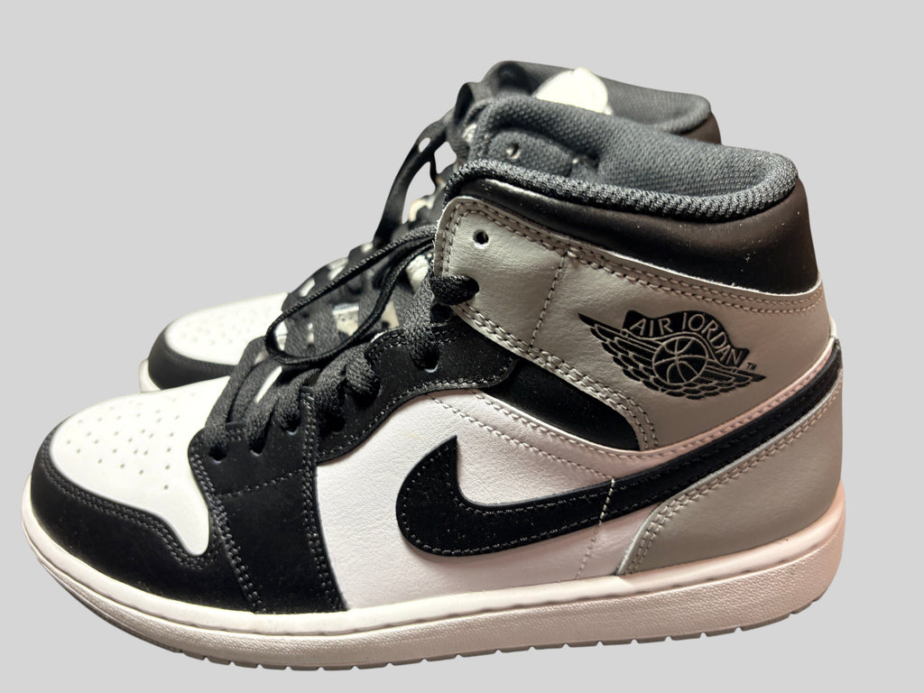 Baskets Air Jordan 1 Mid Barons FASHION SC en cuir blanc, noir et gris, avec logo Wings emblématique.