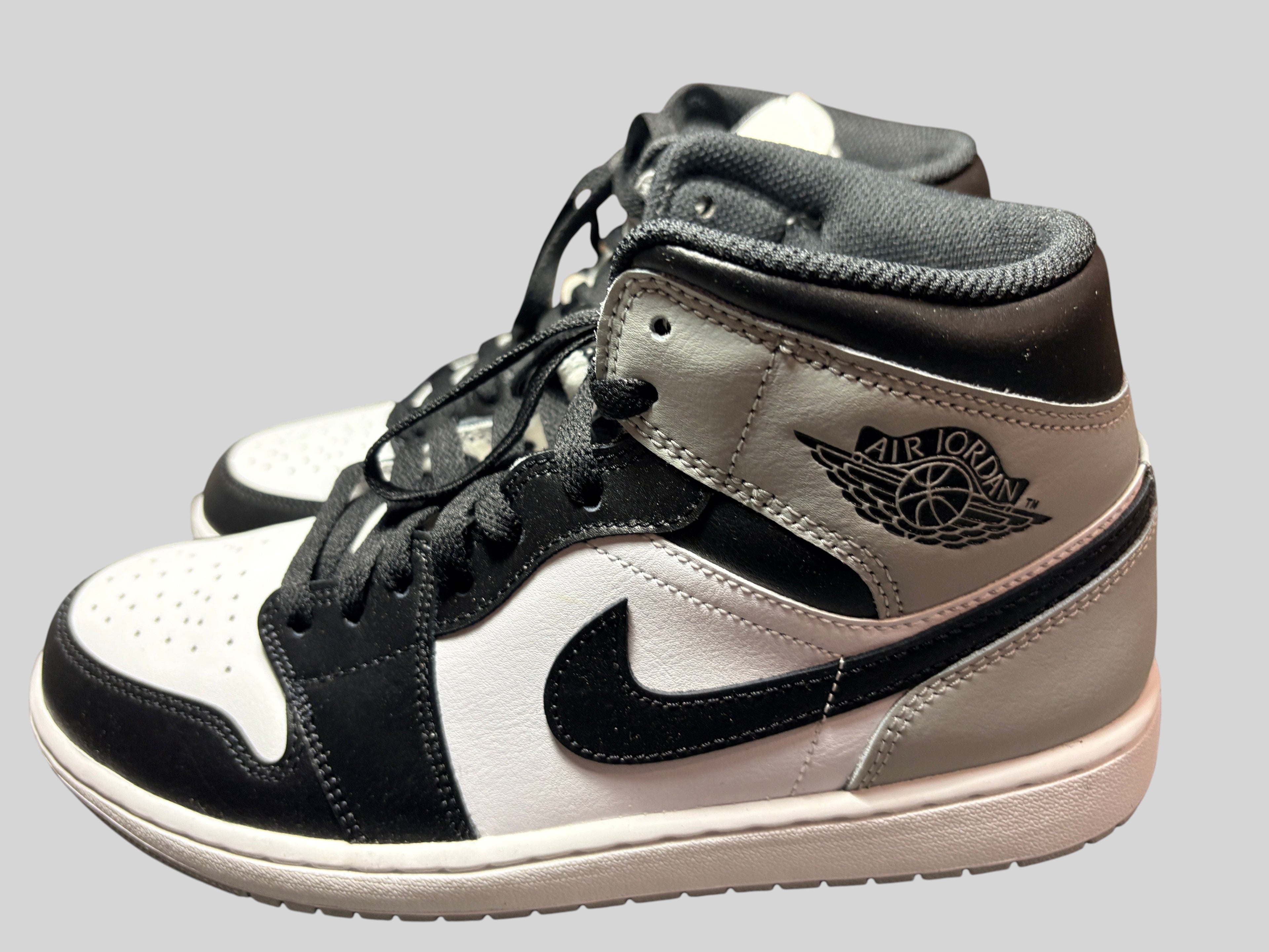 Baskets Air Jordan 1 Mid Barons FASHION SC en cuir blanc, noir et gris, avec logo Wings emblématique.