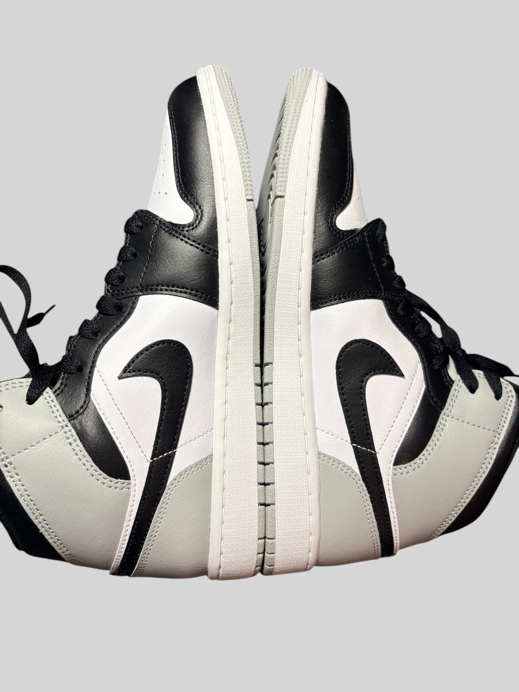 Baskets FASHION SC Air Jordan 1 Mid Barons en cuir blanc, noir et gris, neuves, vue latérale symétrique.