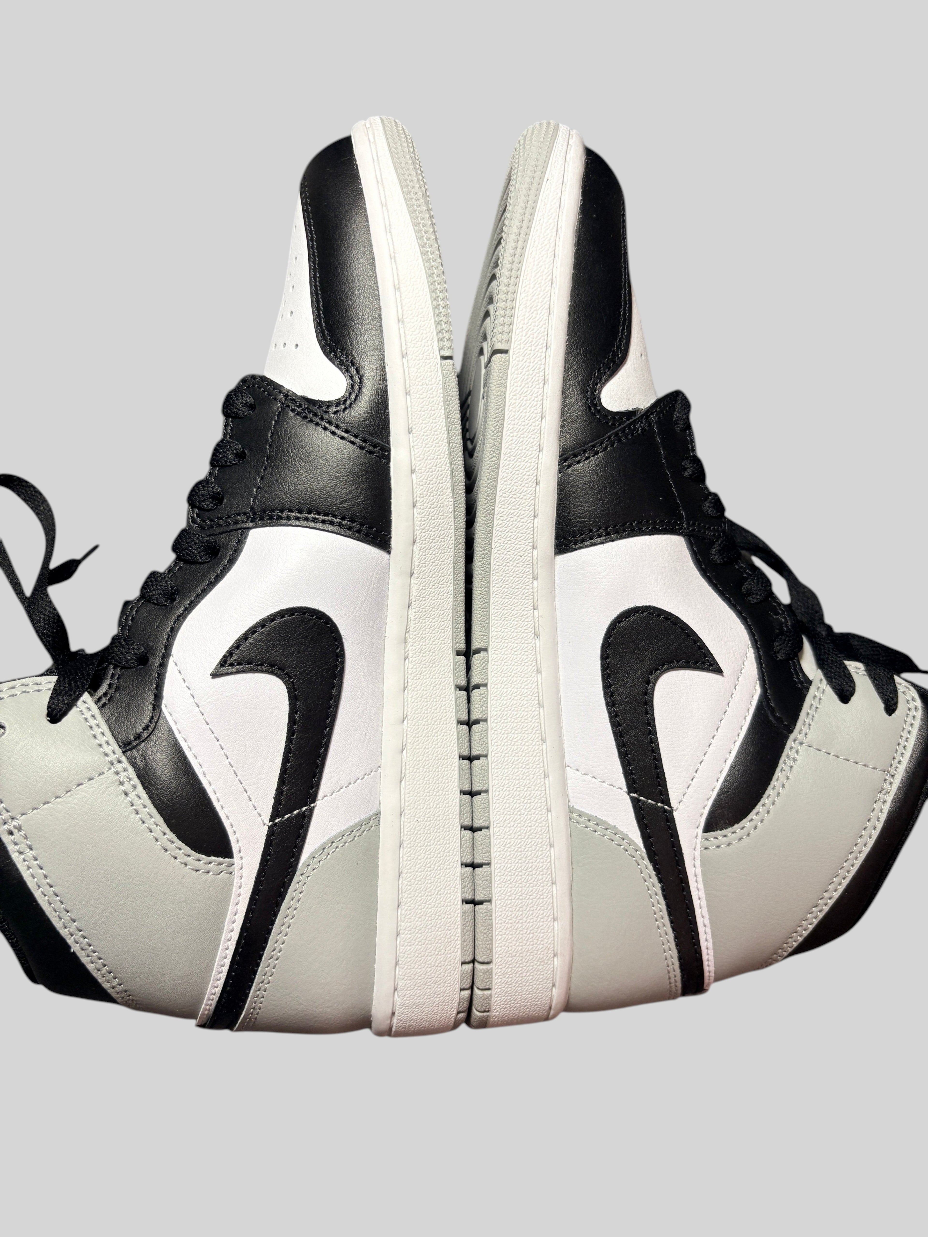 Baskets FASHION SC Air Jordan 1 Mid Barons en cuir blanc, noir et gris, neuves, vue latérale symétrique.
