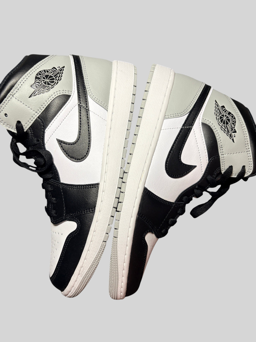 Baskets FASHION SC Air Jordan 1 Mid Barons en cuir blanc, noir et gris avec logo Wings emblématique.