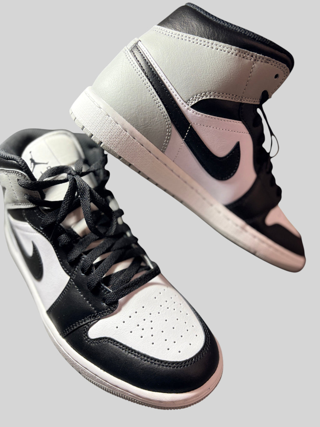 Baskets Air Jordan 1 Mid Barons FASHION SC en cuir blanc, noir et gris, modèle neuf iconique
