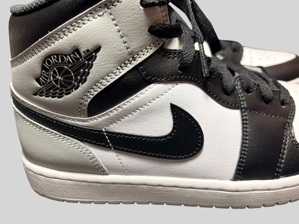 Baskets FASHION SC Air Jordan 1 Mid Barons en cuir blanc, noir et gris avec logo Wings emblématique
