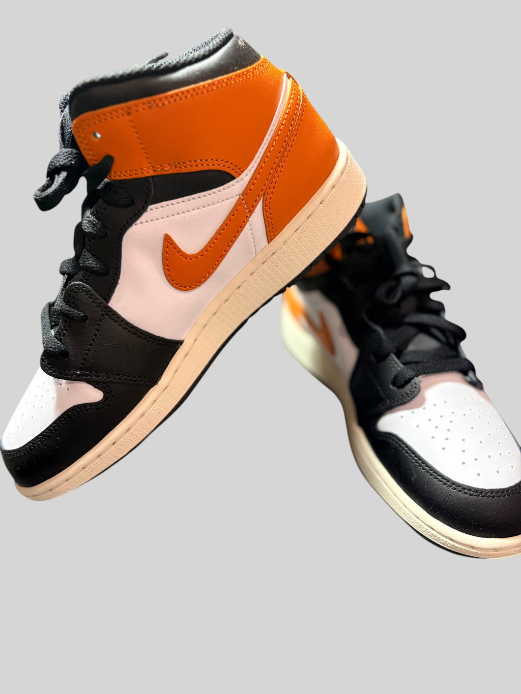 Sneakers FASHION SC Air Jordan 1 Mid GS Black Toe Starfish en cuir blanc, noir et orange avec semelle en caoutchouc