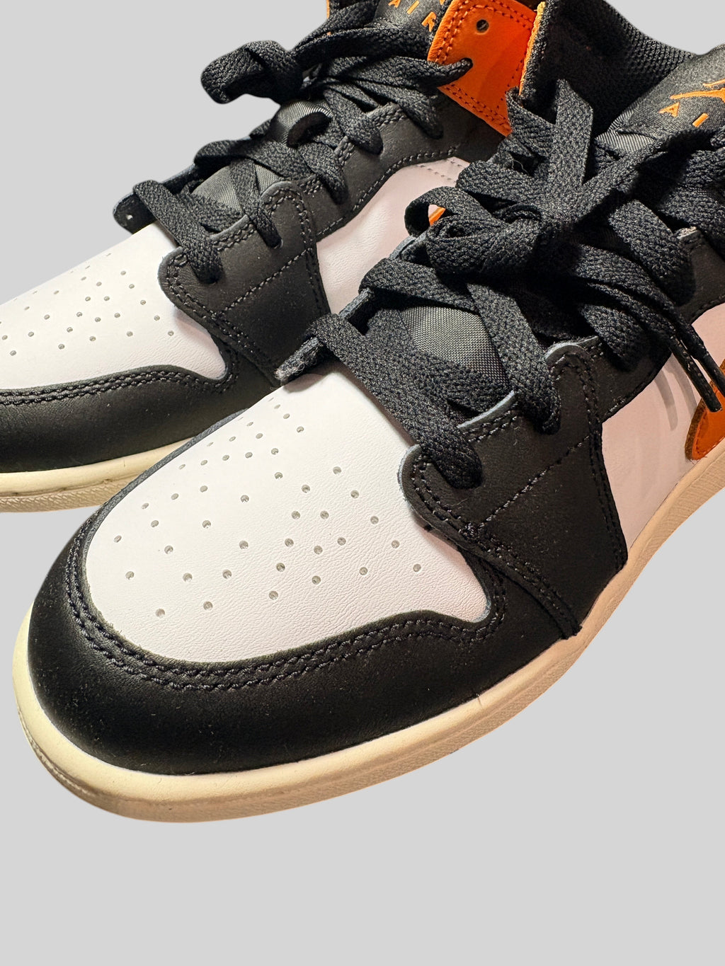 Sneakers FASHION SC Air Jordan 1 Mid GS Black Toe Starfish en cuir noir, blanc et orange avec lacets noirs